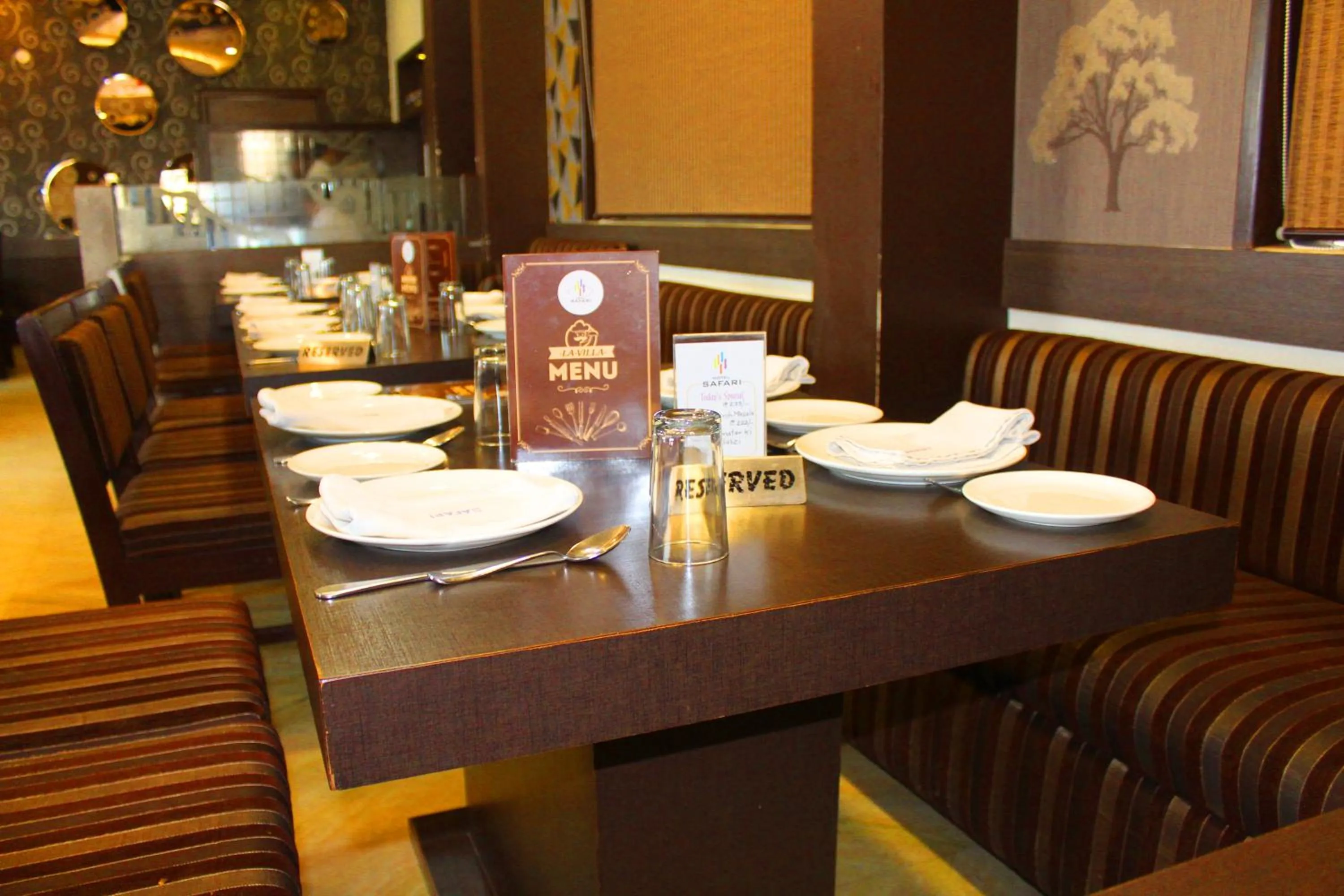 Restaurant/places to eat in Hotel Safari