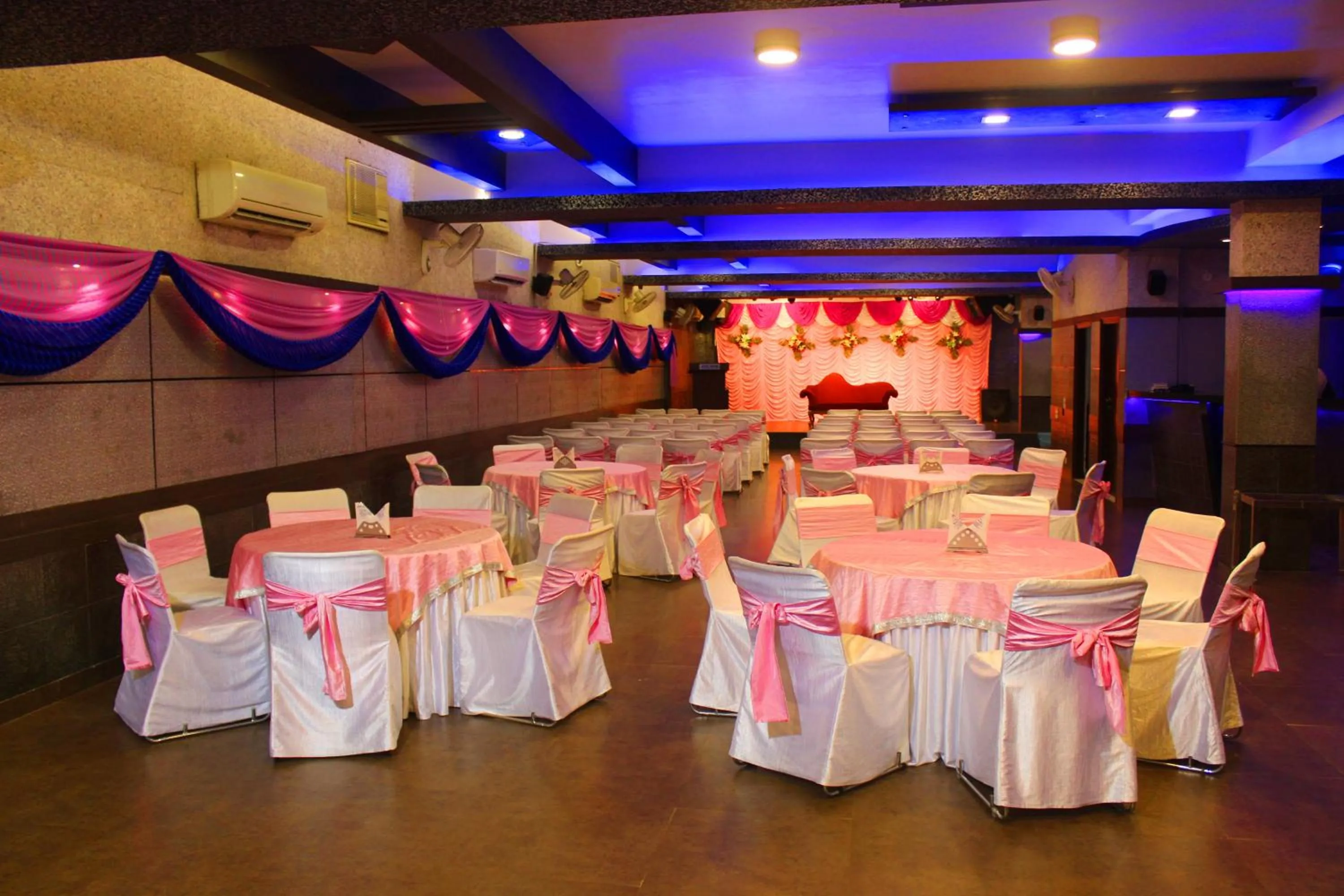 Restaurant/places to eat in Hotel Safari