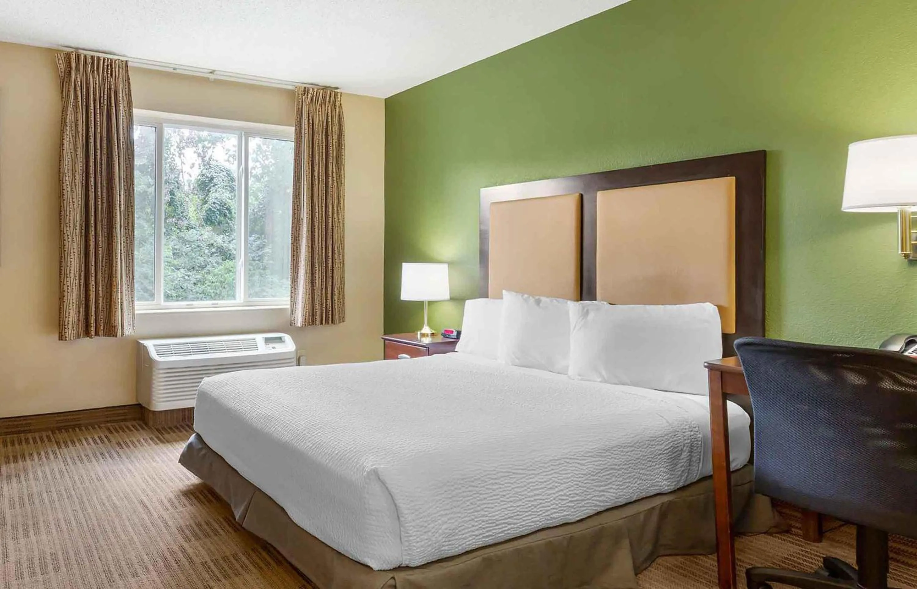 Bedroom, Bed in Extended Stay America Suites - Baltimore - Glen Burnie