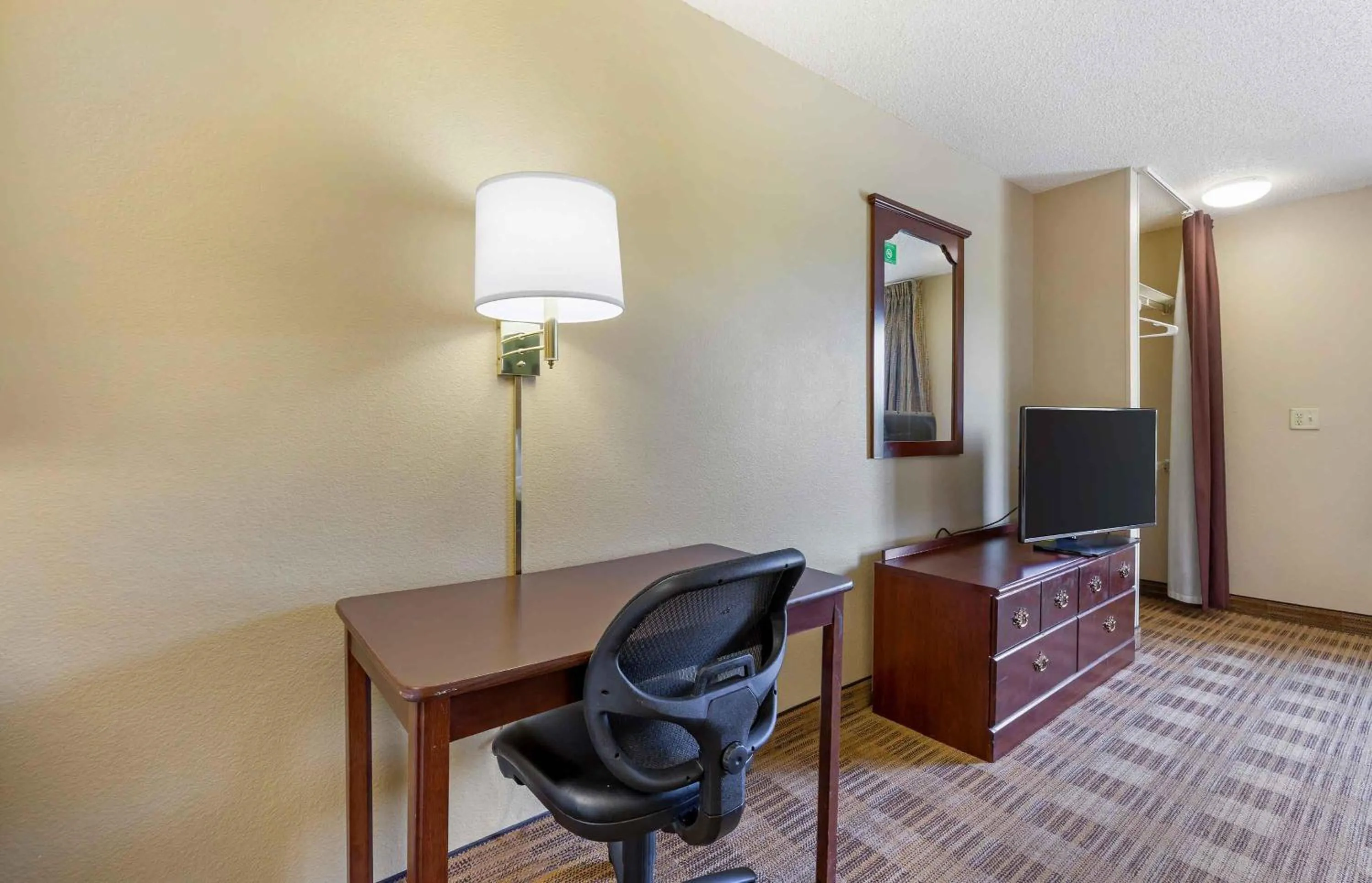 Bedroom in Extended Stay America Suites - Baltimore - Glen Burnie