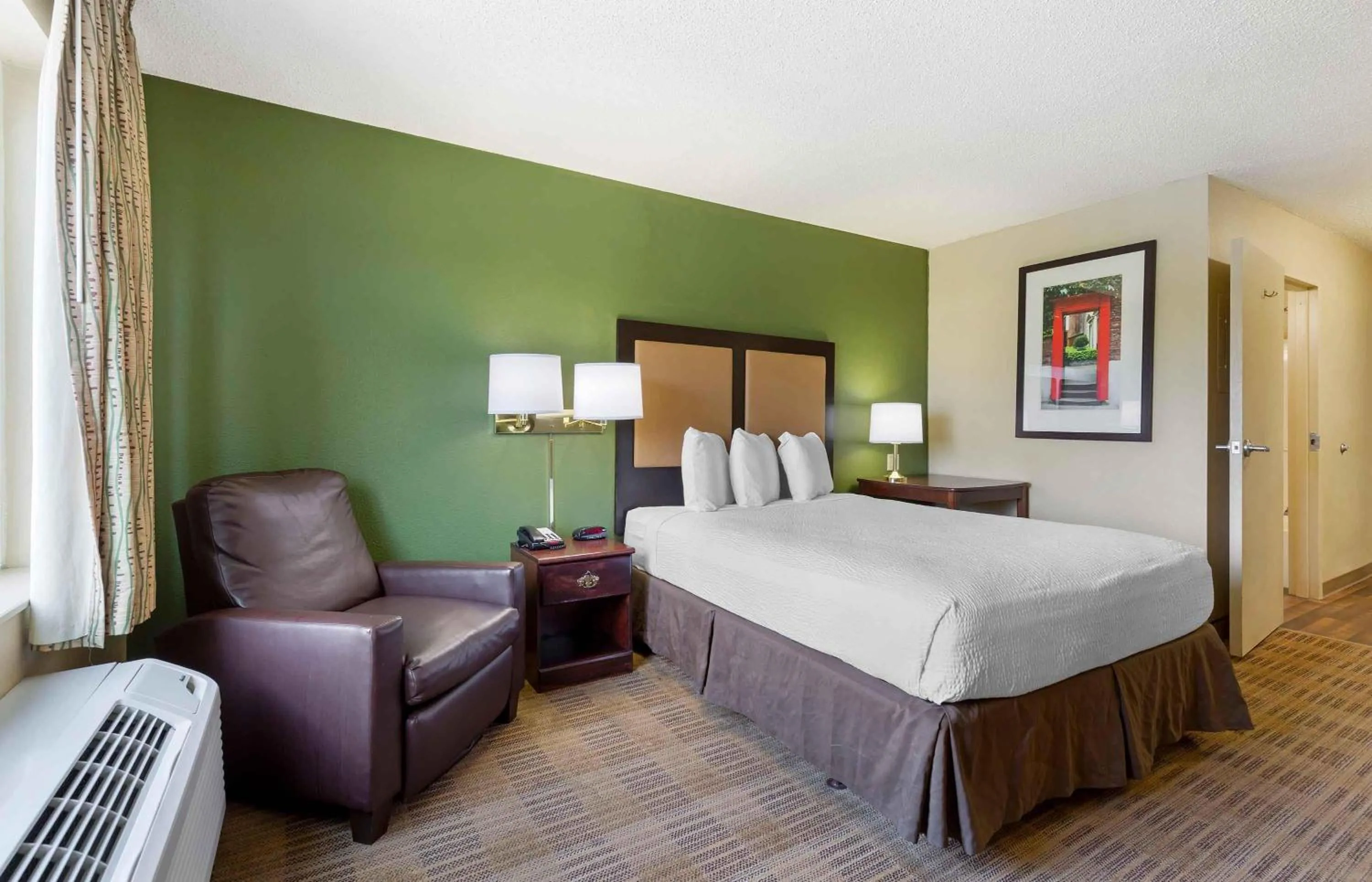 Bedroom, Bed in Extended Stay America Suites - Baltimore - Glen Burnie