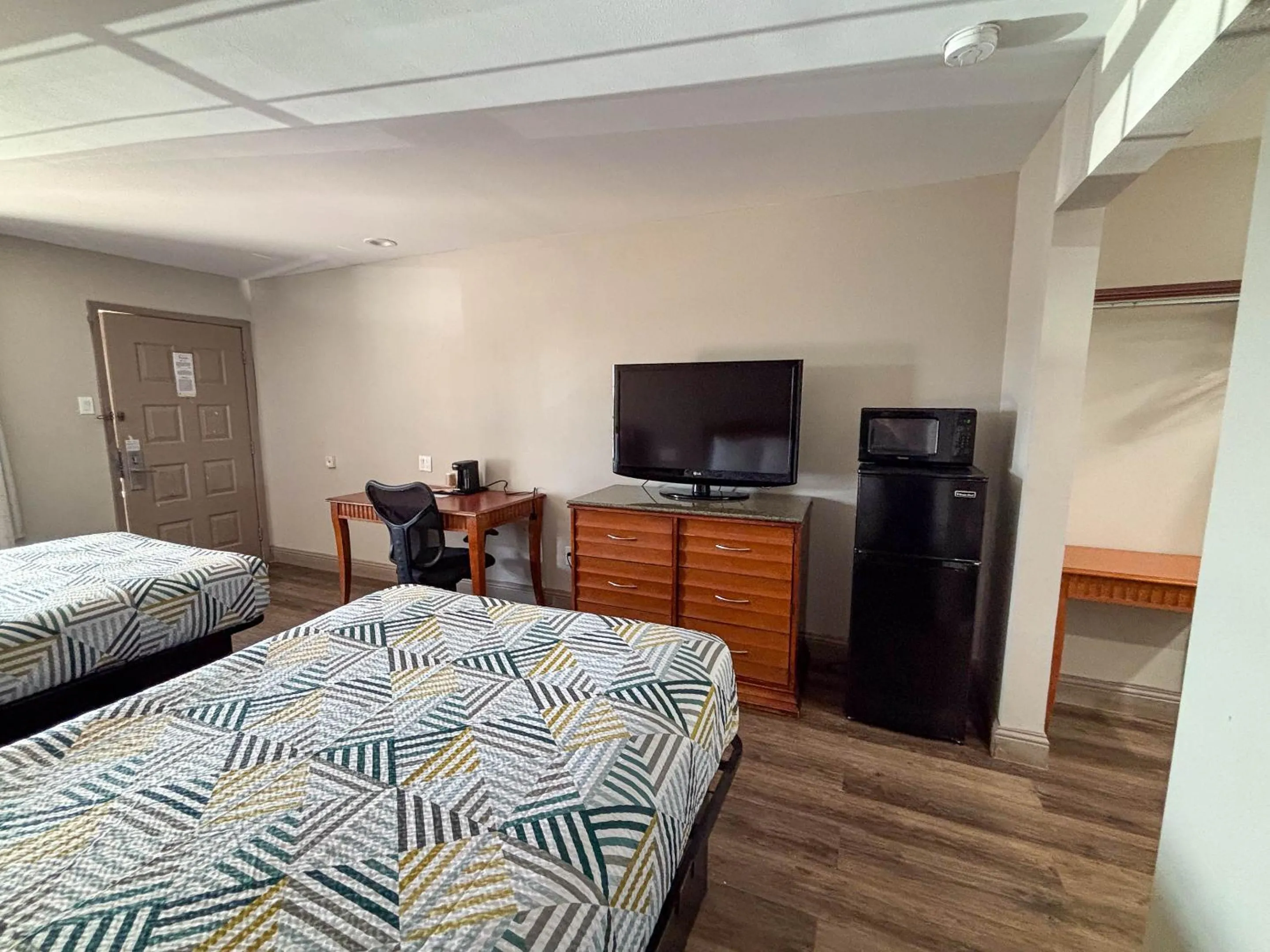Bed in Studio 6 Suites Mesquite, TX – Gross Rd.