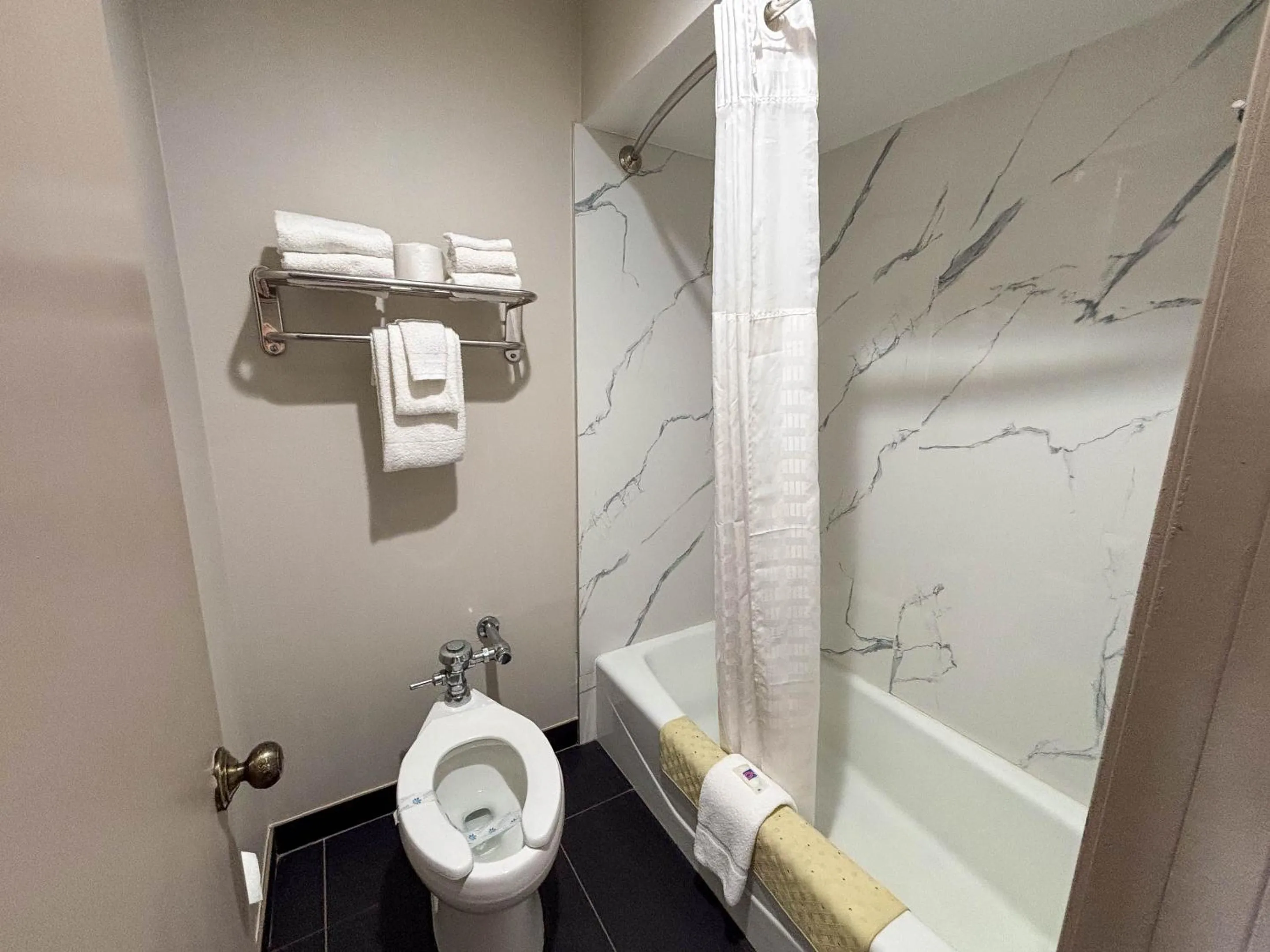 Bathroom in Studio 6 Suites Mesquite, TX – Gross Rd.