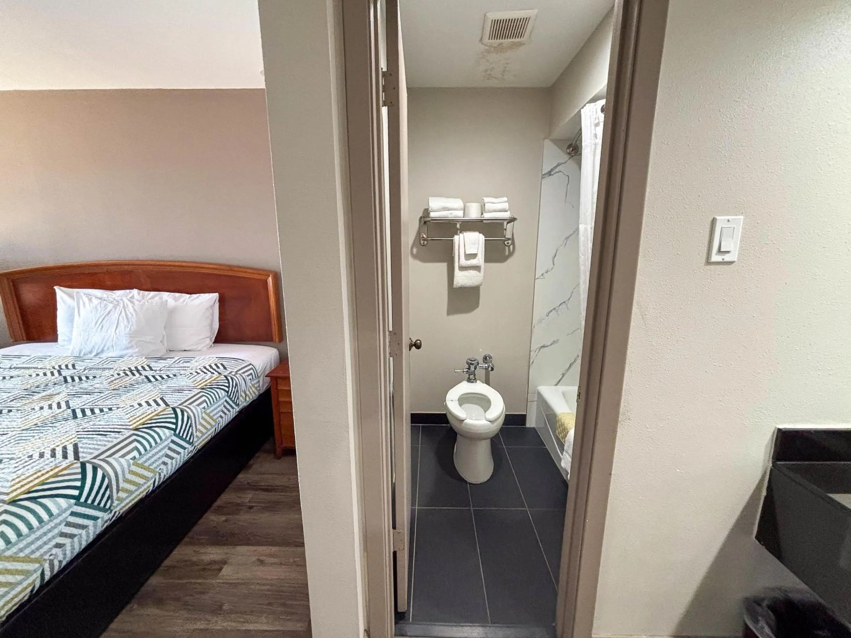 Photo of the whole room, Bed in Studio 6 Suites Mesquite, TX – Gross Rd.