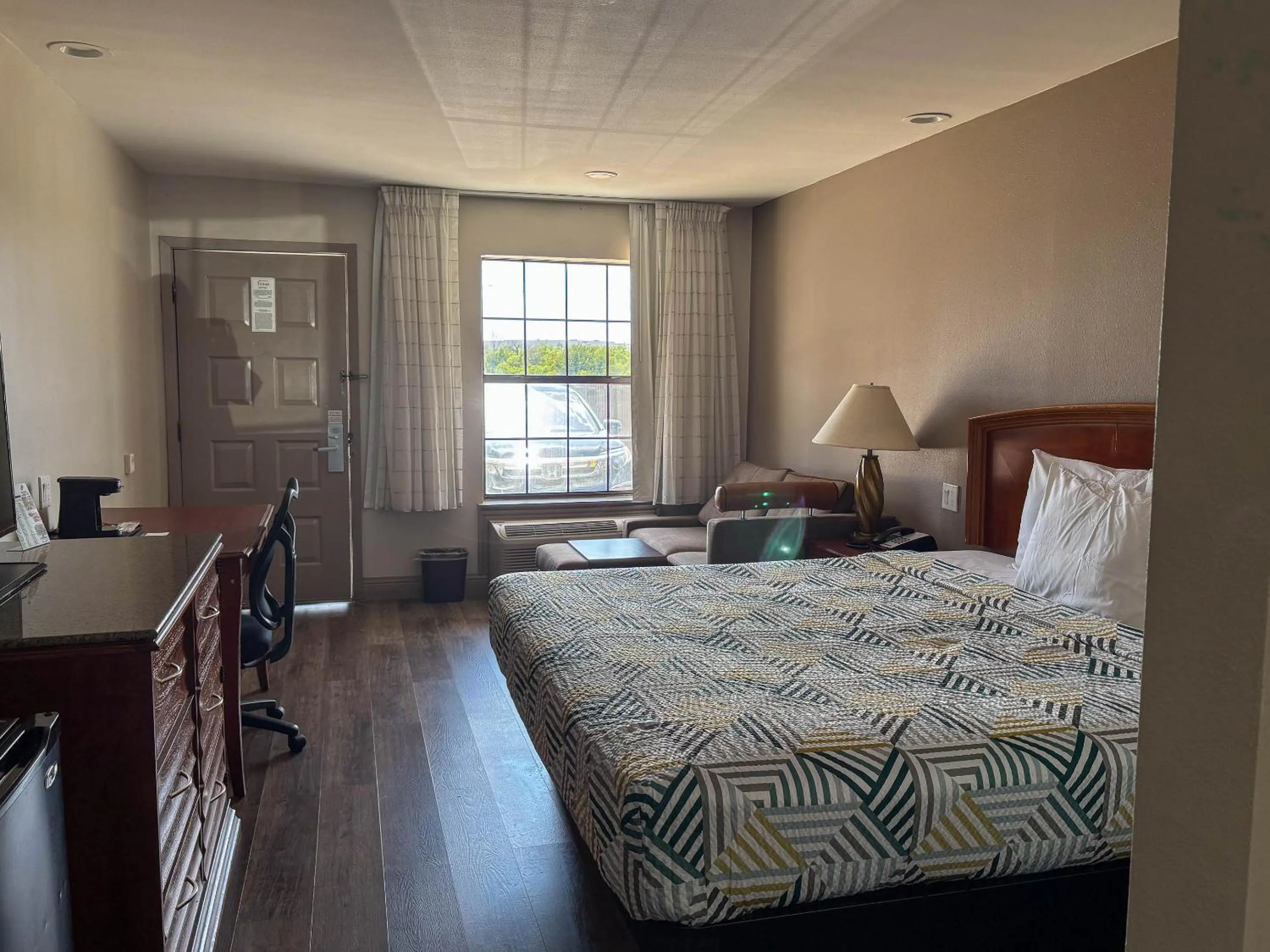 Bed in Studio 6 Suites Mesquite, TX – Gross Rd.