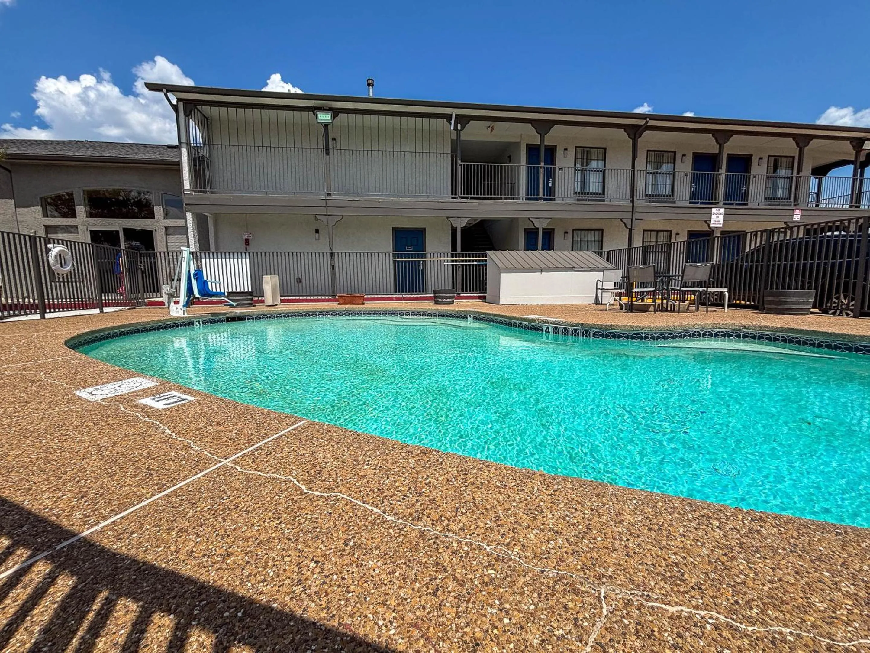 Swimming pool in Studio 6 Suites Mesquite, TX – Gross Rd.
