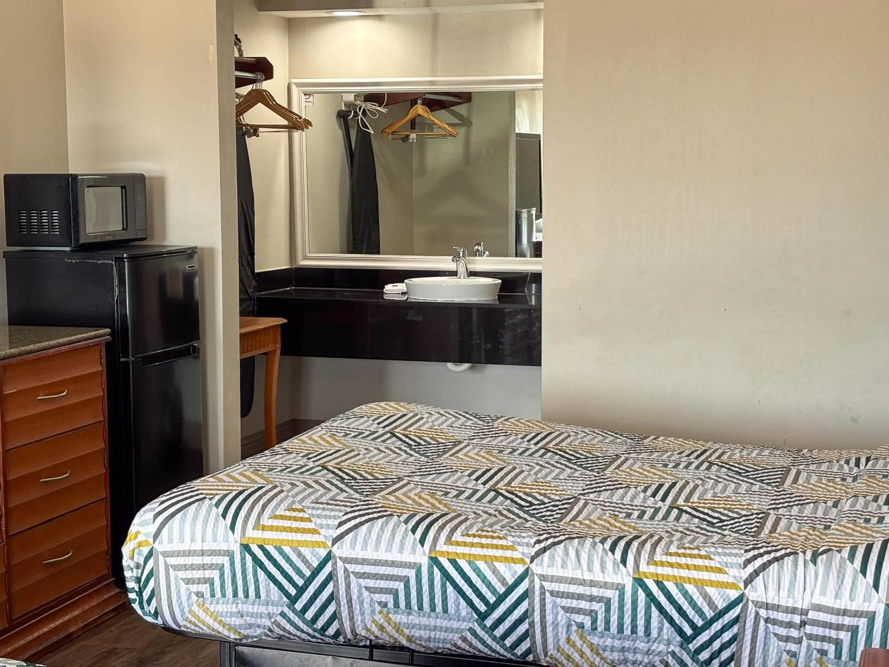 Bed in Studio 6 Suites Mesquite, TX – Gross Rd.