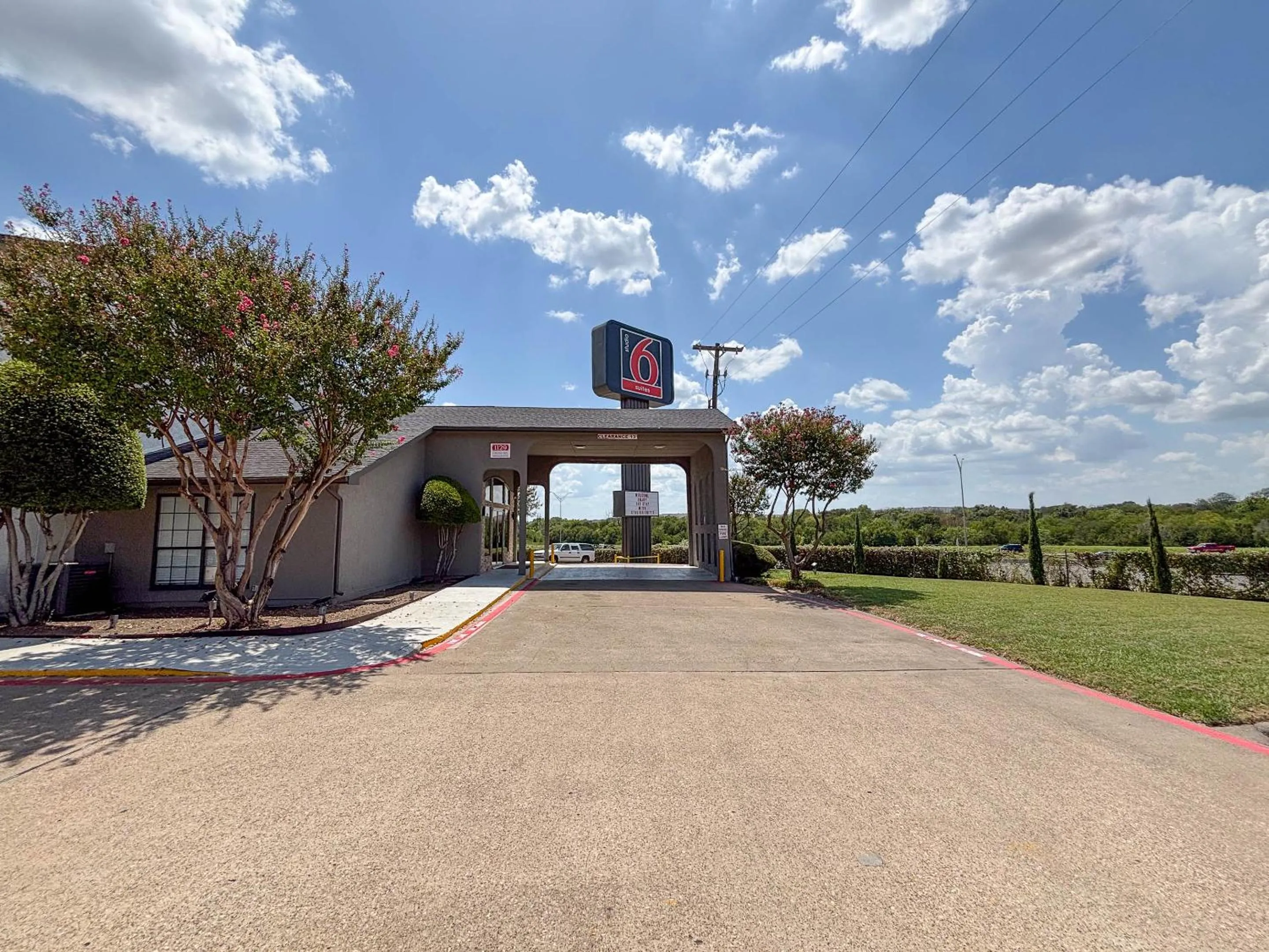Property building in Studio 6 Suites Mesquite, TX – Gross Rd.