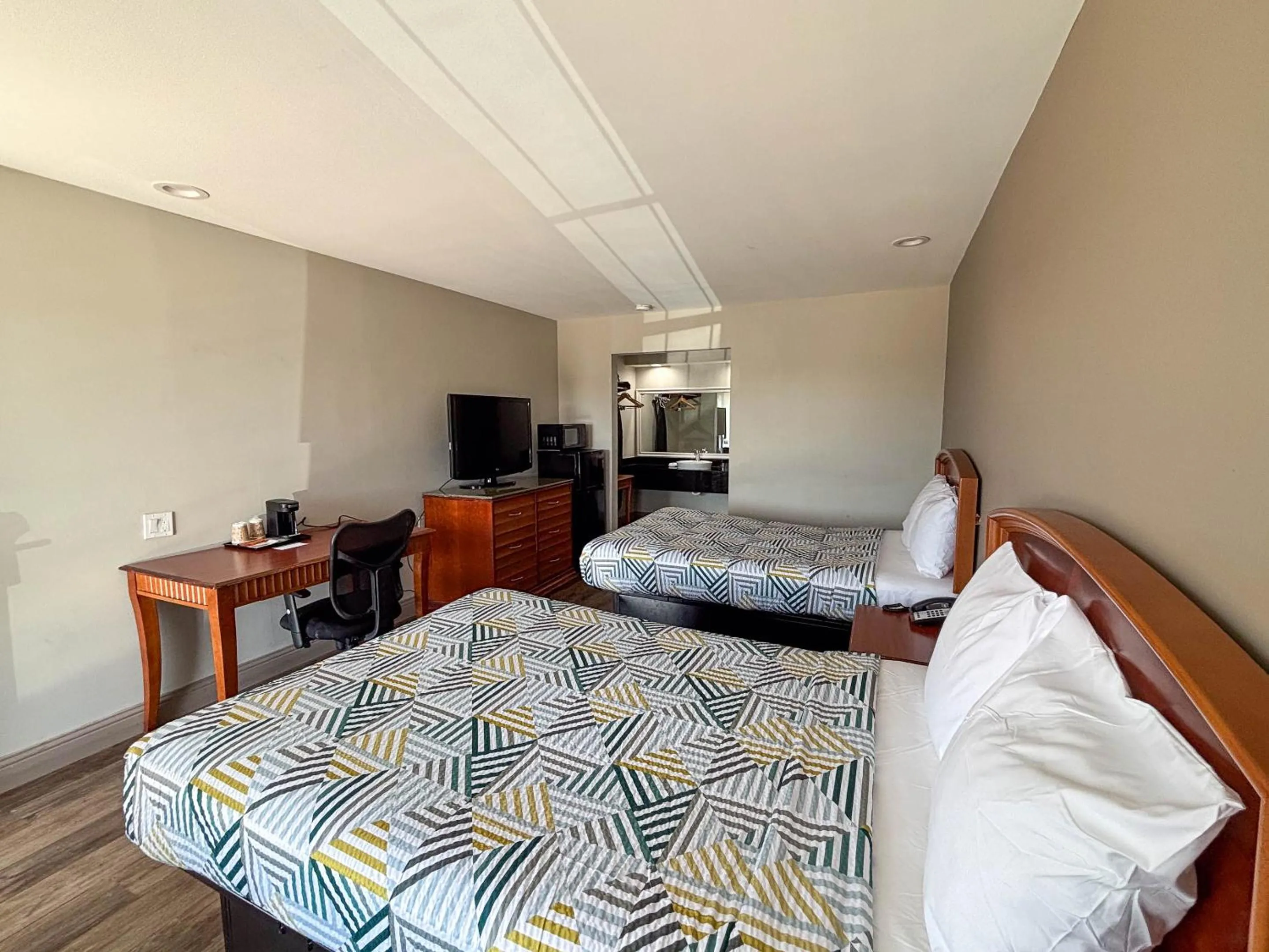 Bed in Studio 6 Suites Mesquite, TX – Gross Rd.