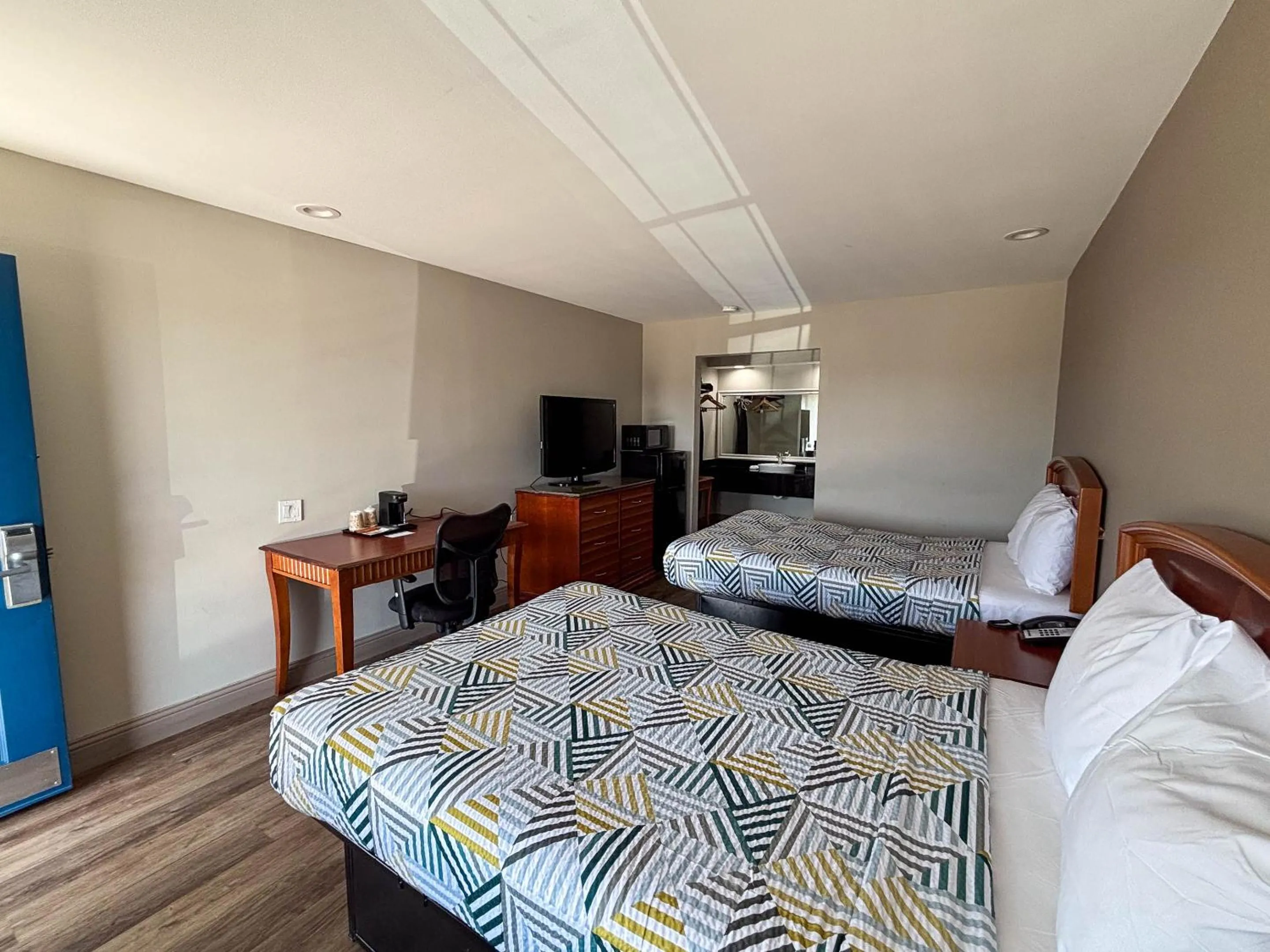 Bed in Studio 6 Suites Mesquite, TX – Gross Rd.