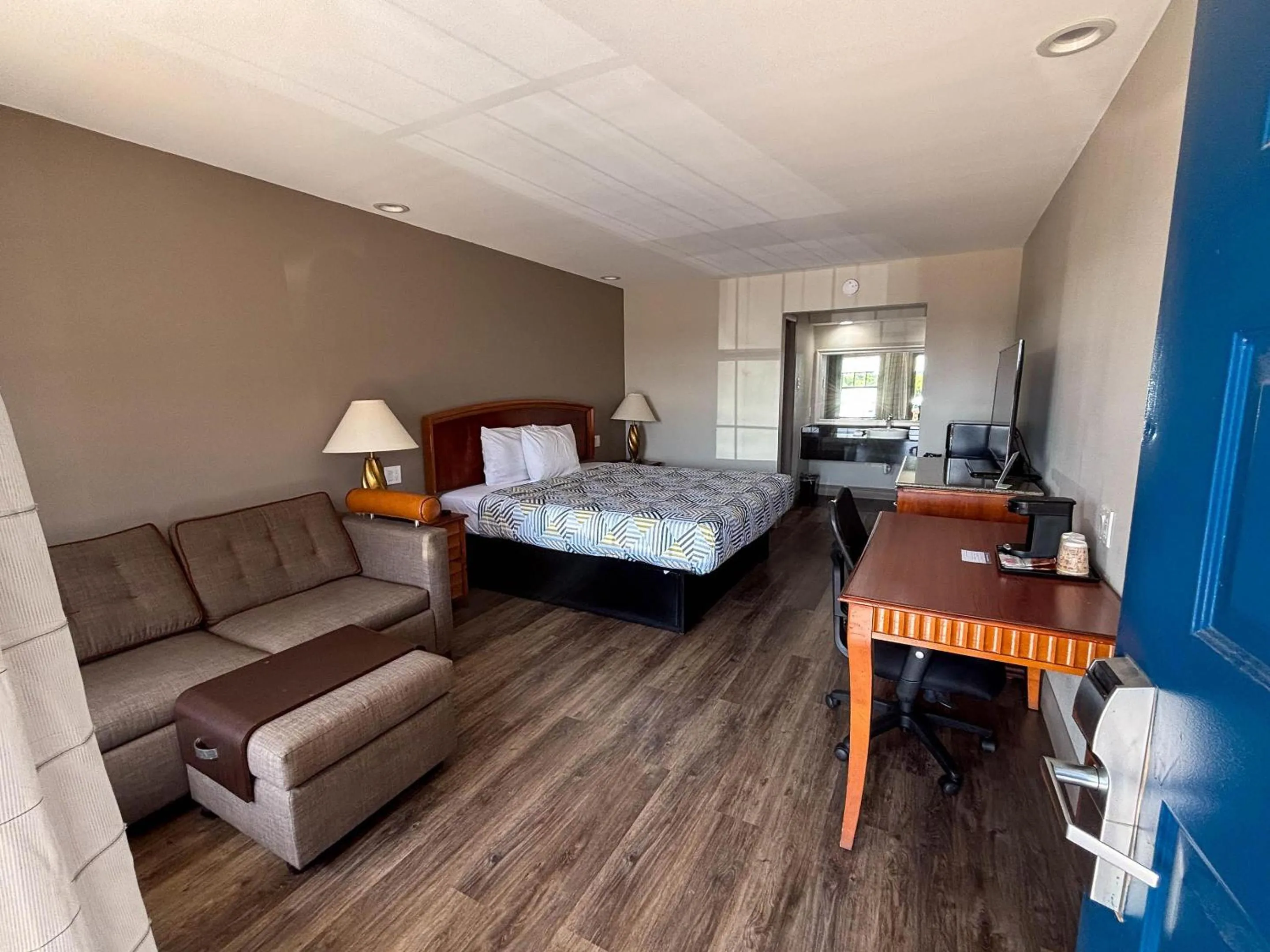 Photo of the whole room, Bed in Studio 6 Suites Mesquite, TX – Gross Rd.