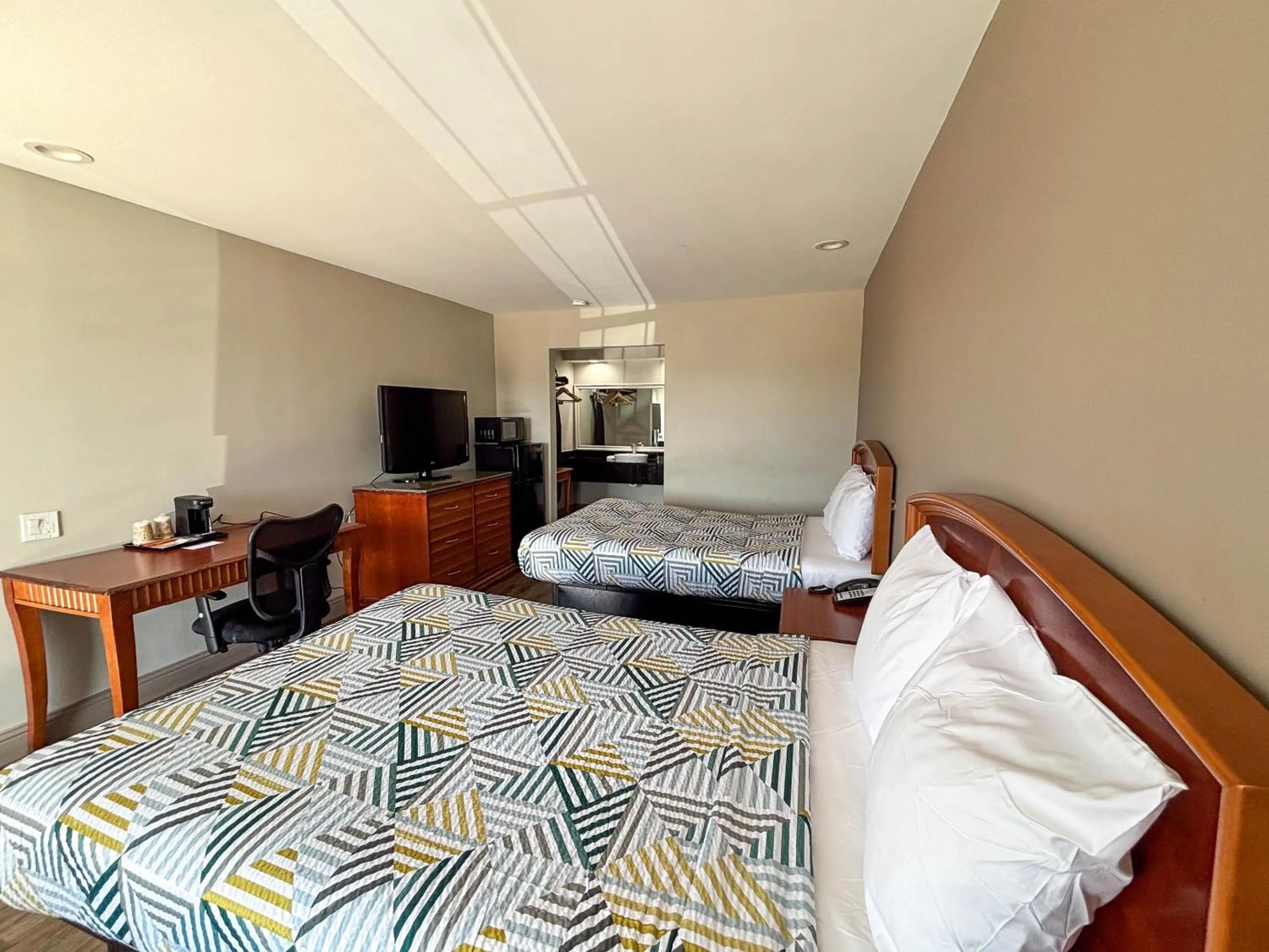 Photo of the whole room, Bed in Studio 6 Suites Mesquite, TX – Gross Rd.