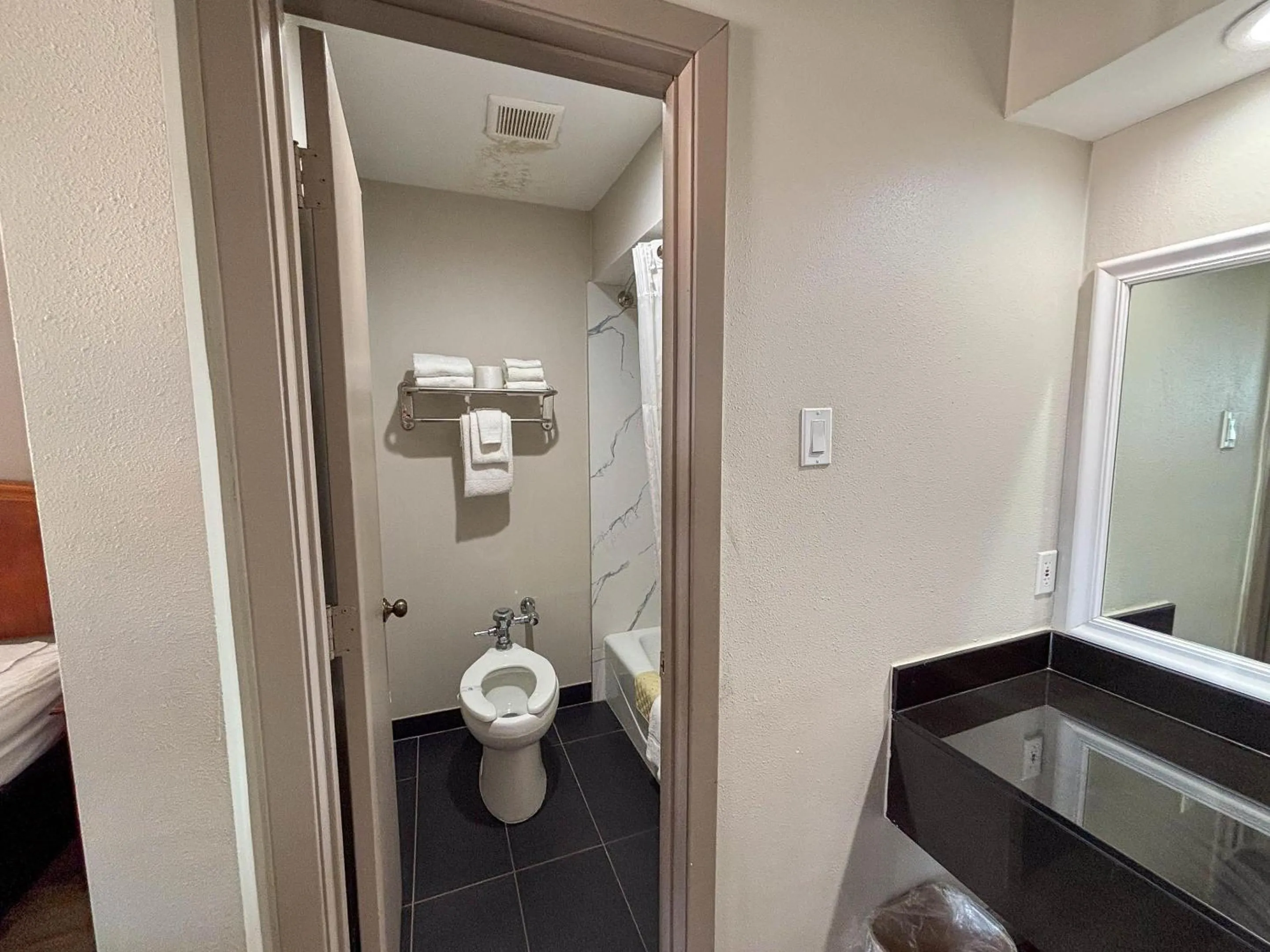 Bathroom in Studio 6 Suites Mesquite, TX – Gross Rd.