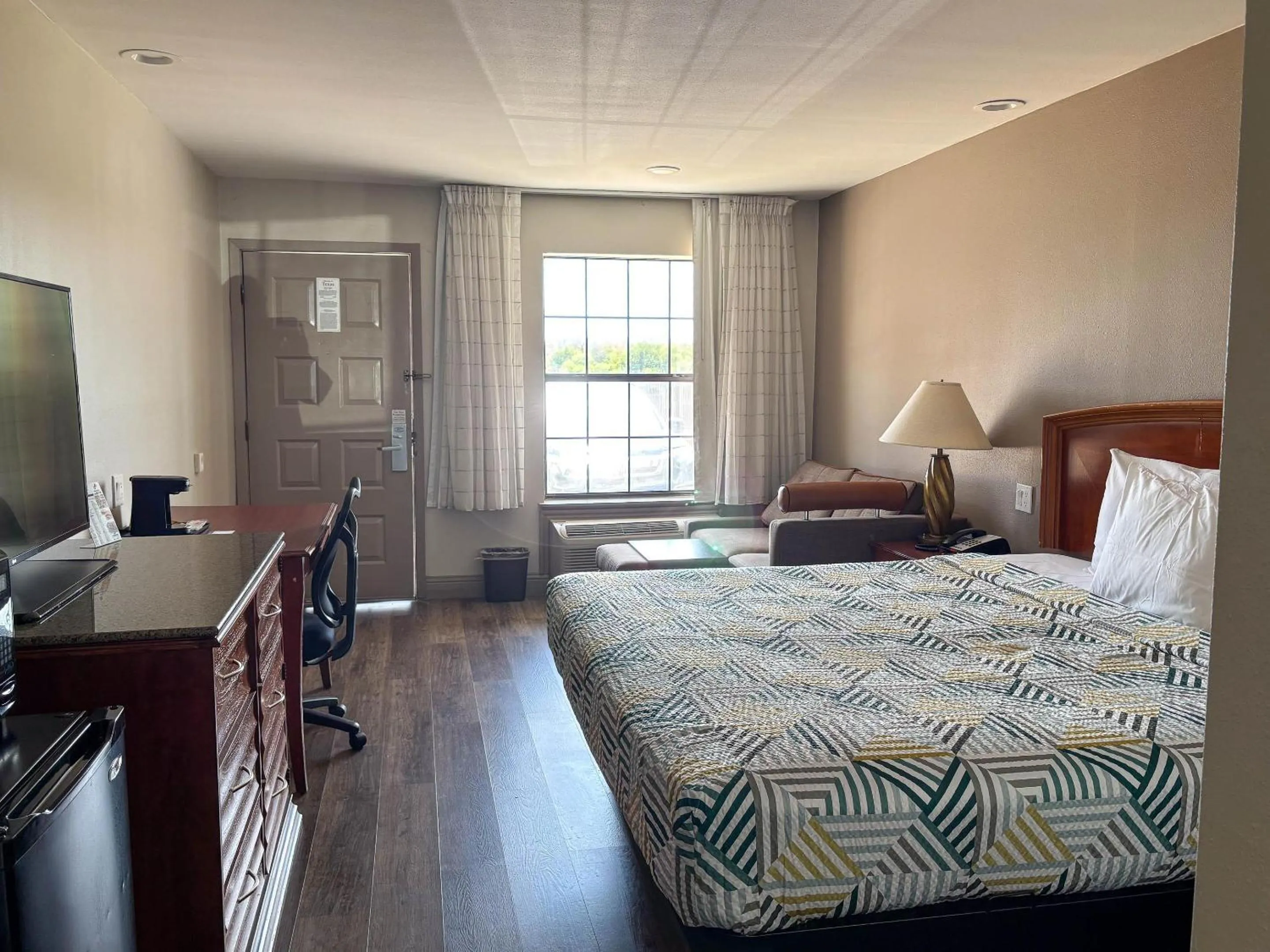 Photo of the whole room, Bed in Studio 6 Suites Mesquite, TX – Gross Rd.