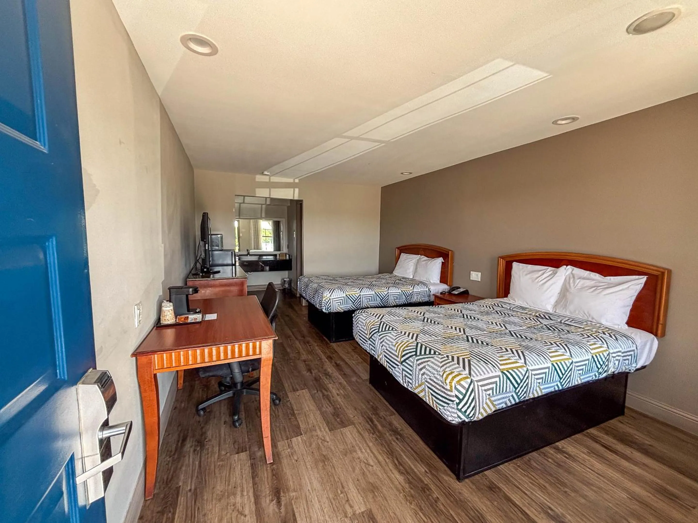 Bed in Studio 6 Suites Mesquite, TX – Gross Rd.