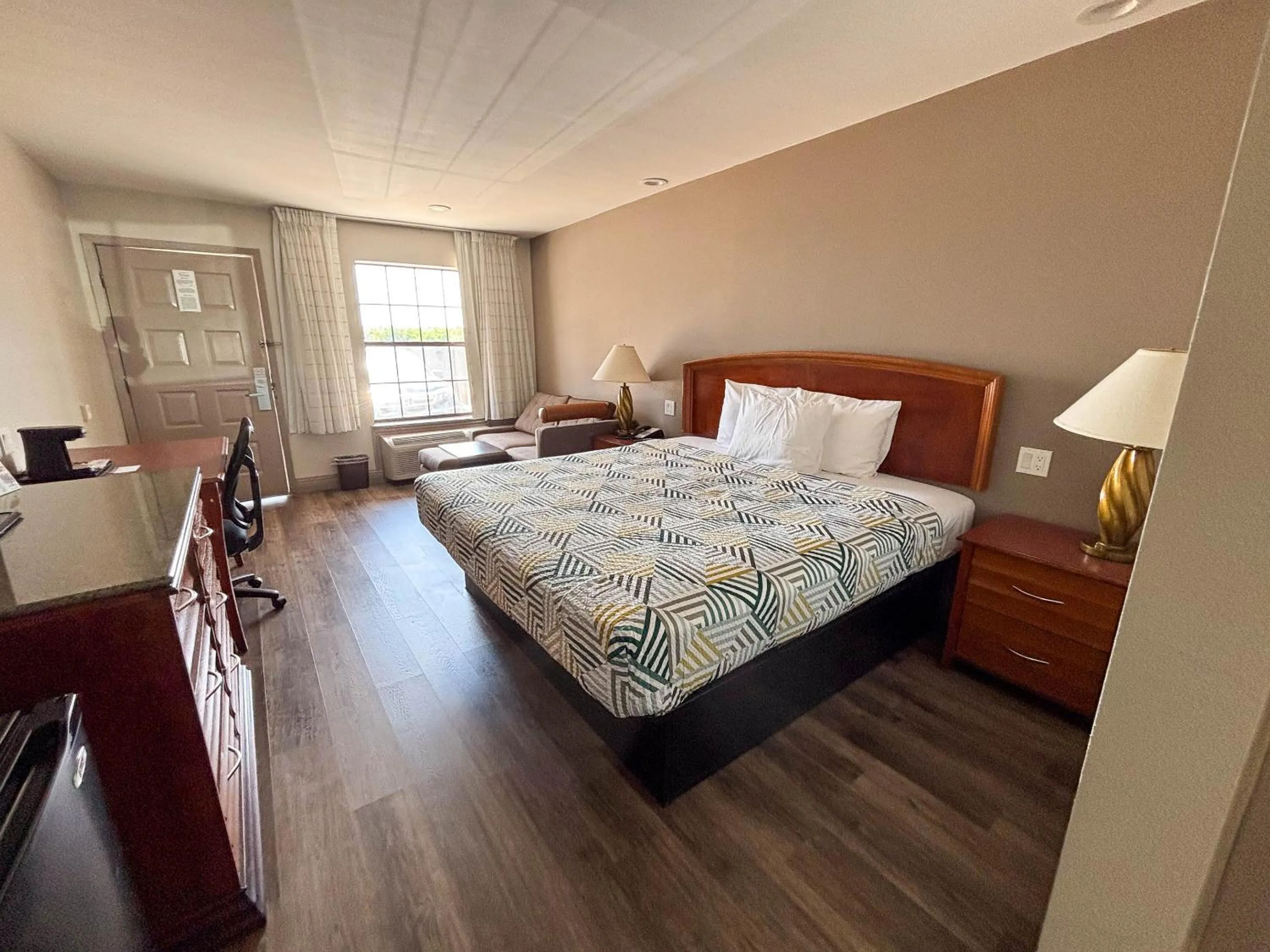 Bed in Studio 6 Suites Mesquite, TX – Gross Rd.