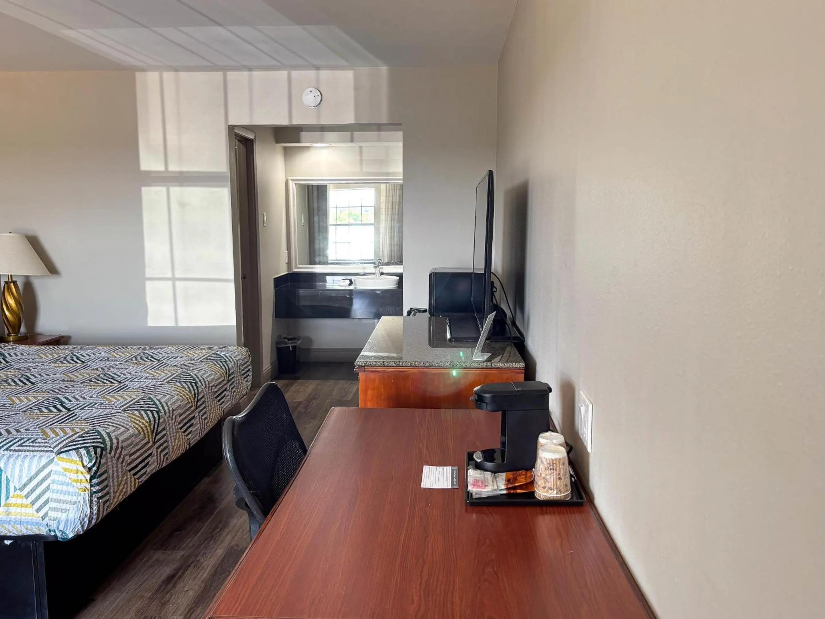 Photo of the whole room, Bed in Studio 6 Suites Mesquite, TX – Gross Rd.