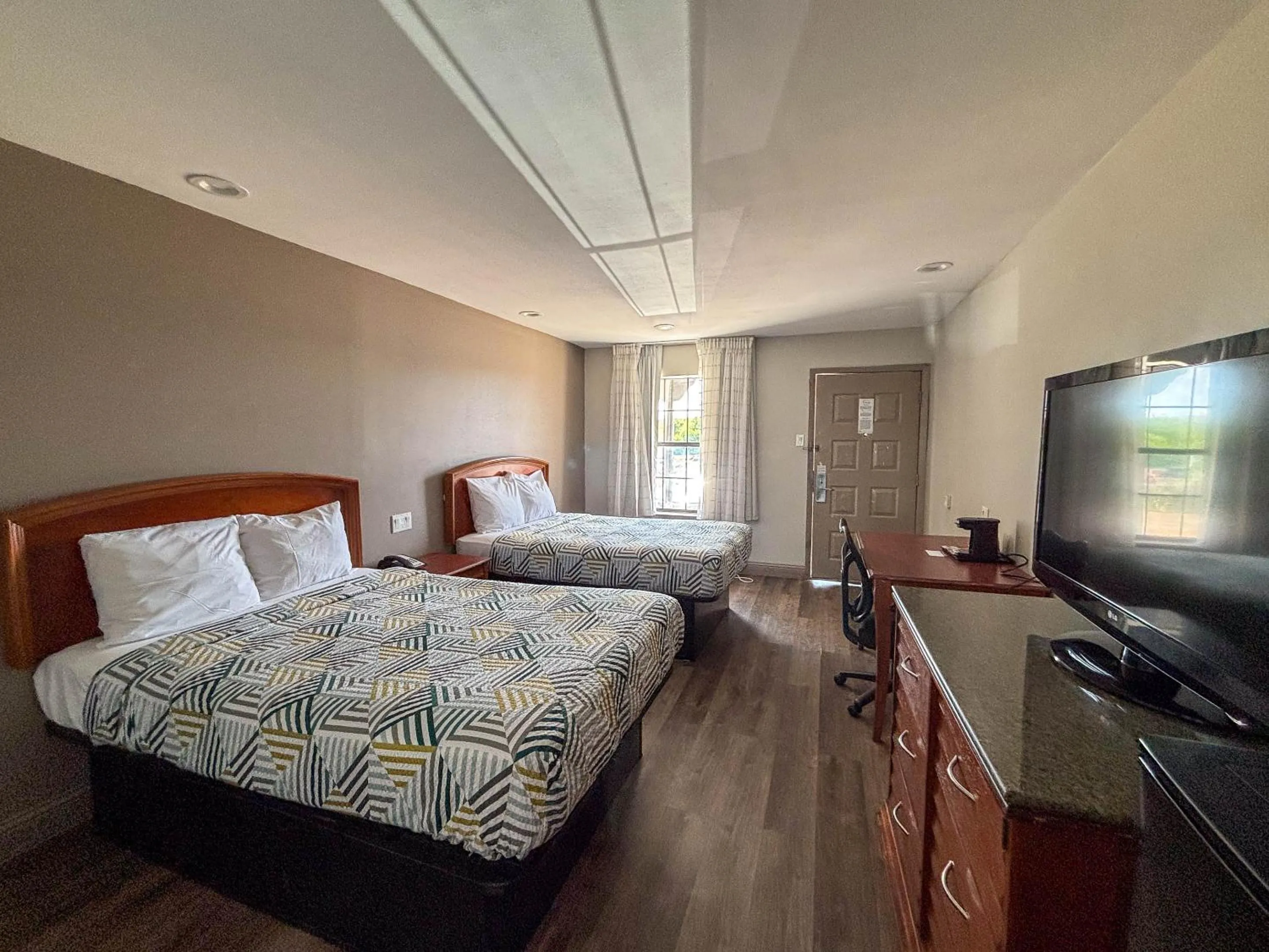 Bed in Studio 6 Suites Mesquite, TX – Gross Rd.