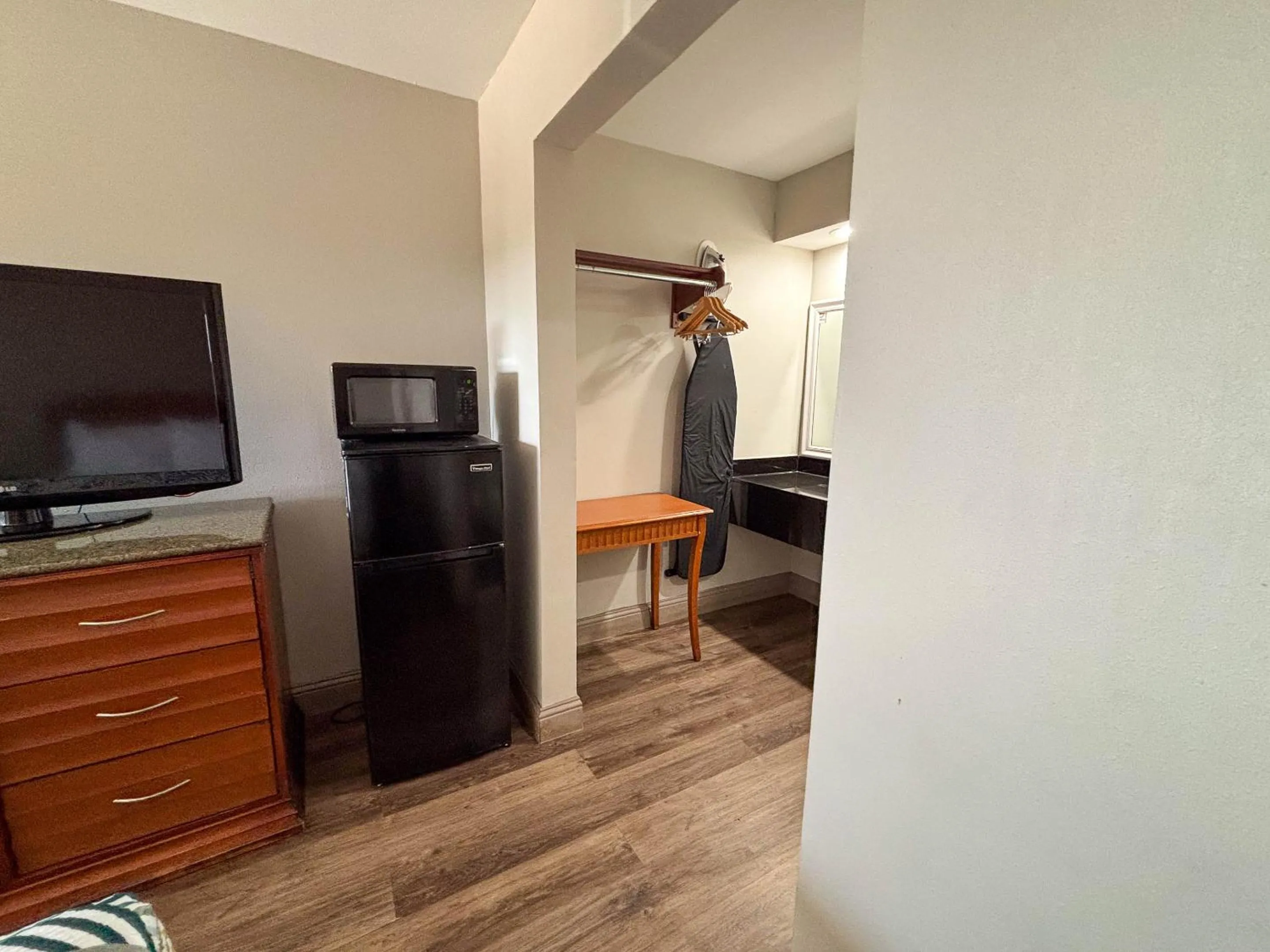 Bed in Studio 6 Suites Mesquite, TX – Gross Rd.
