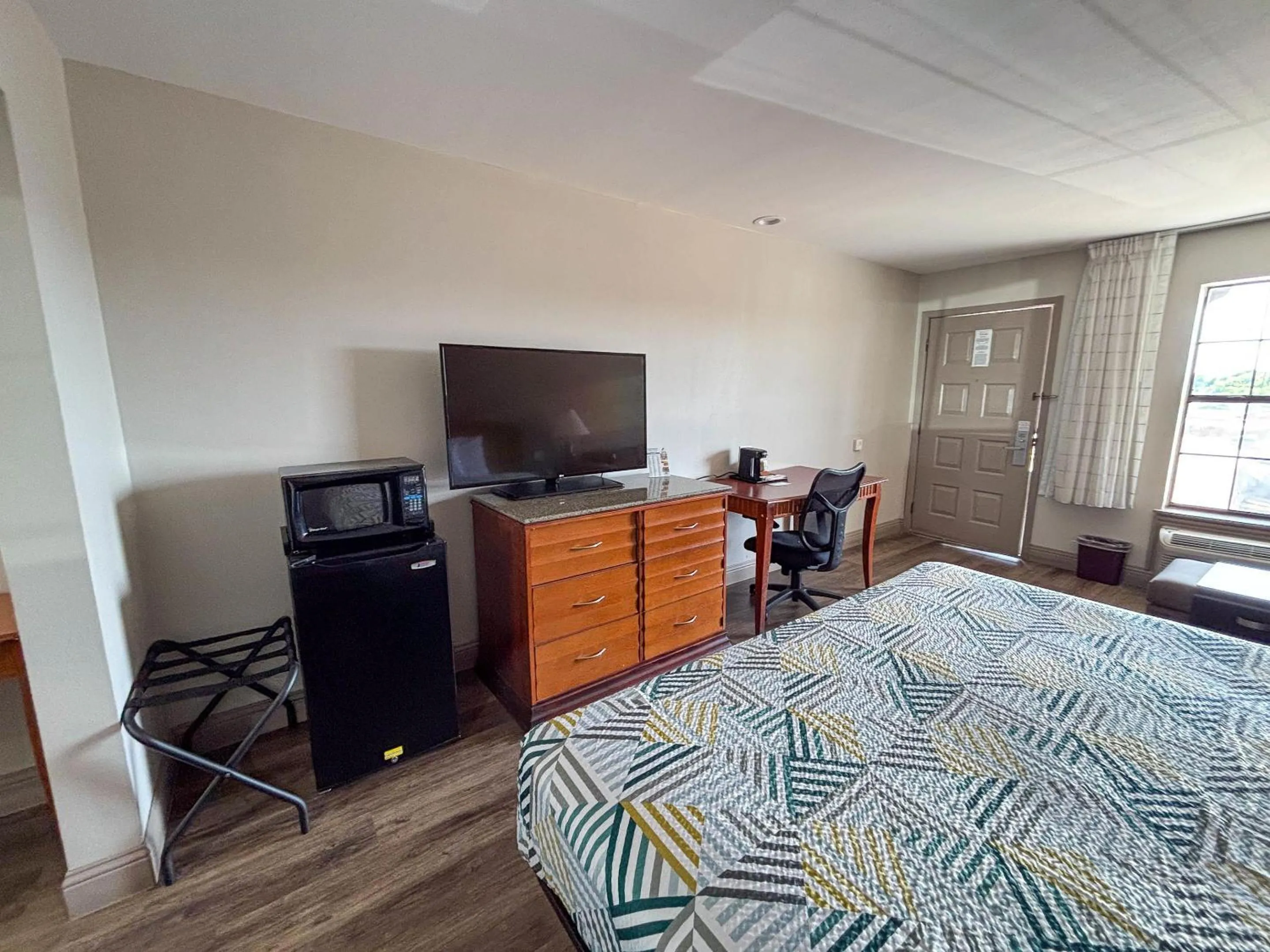 Photo of the whole room, Bed in Studio 6 Suites Mesquite, TX – Gross Rd.