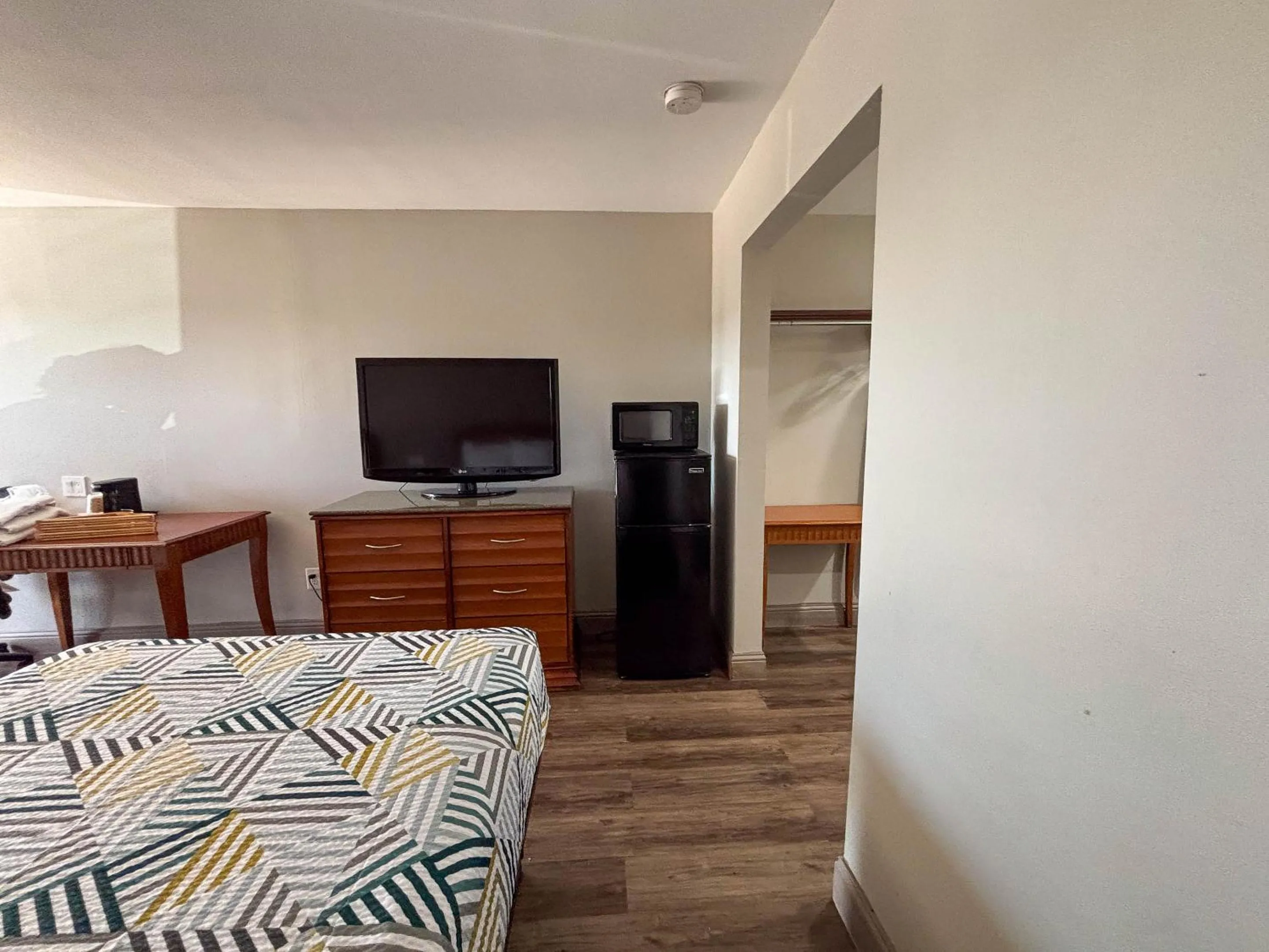 Bed in Studio 6 Suites Mesquite, TX – Gross Rd.