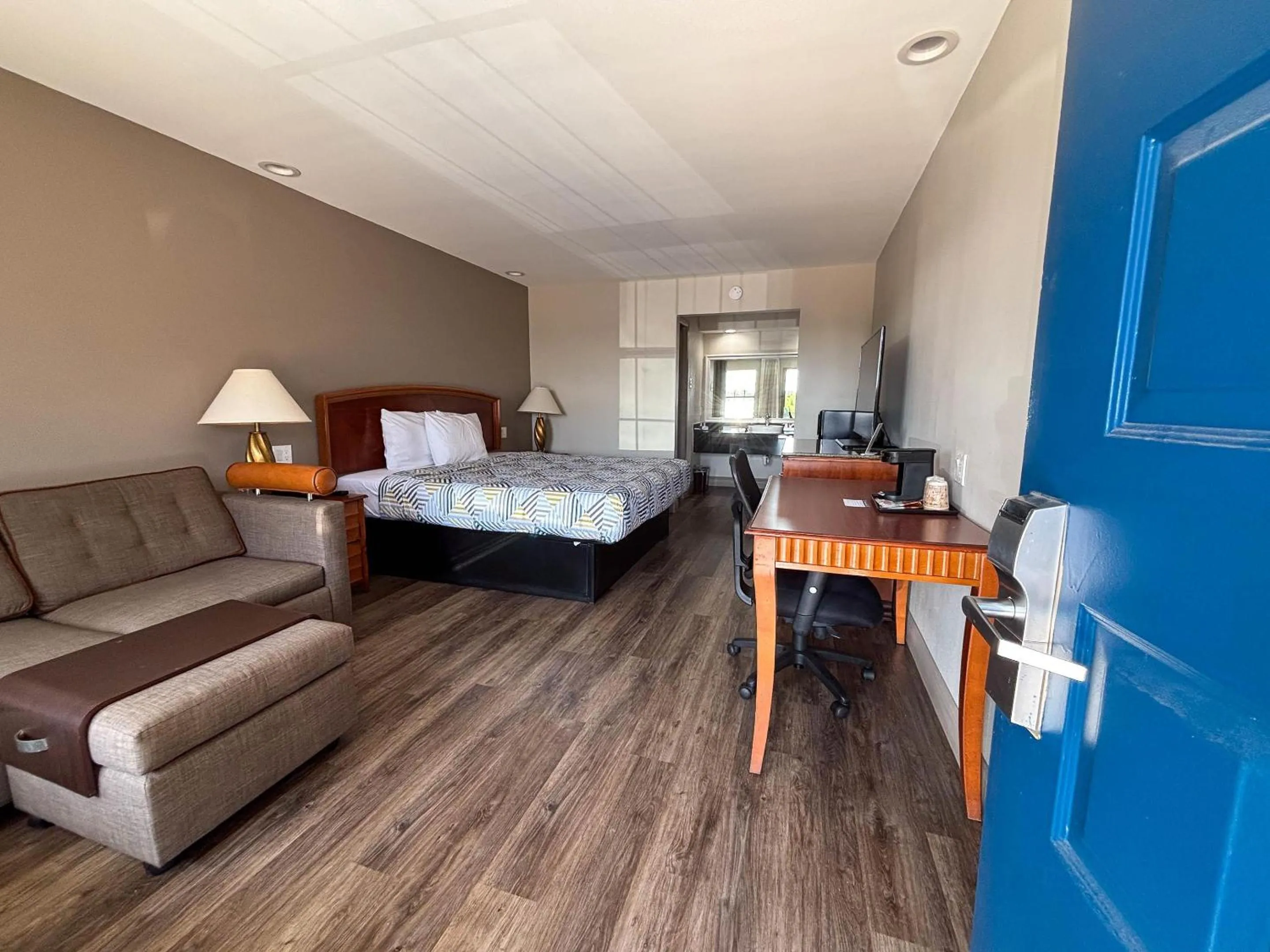 Photo of the whole room, Bed in Studio 6 Suites Mesquite, TX – Gross Rd.