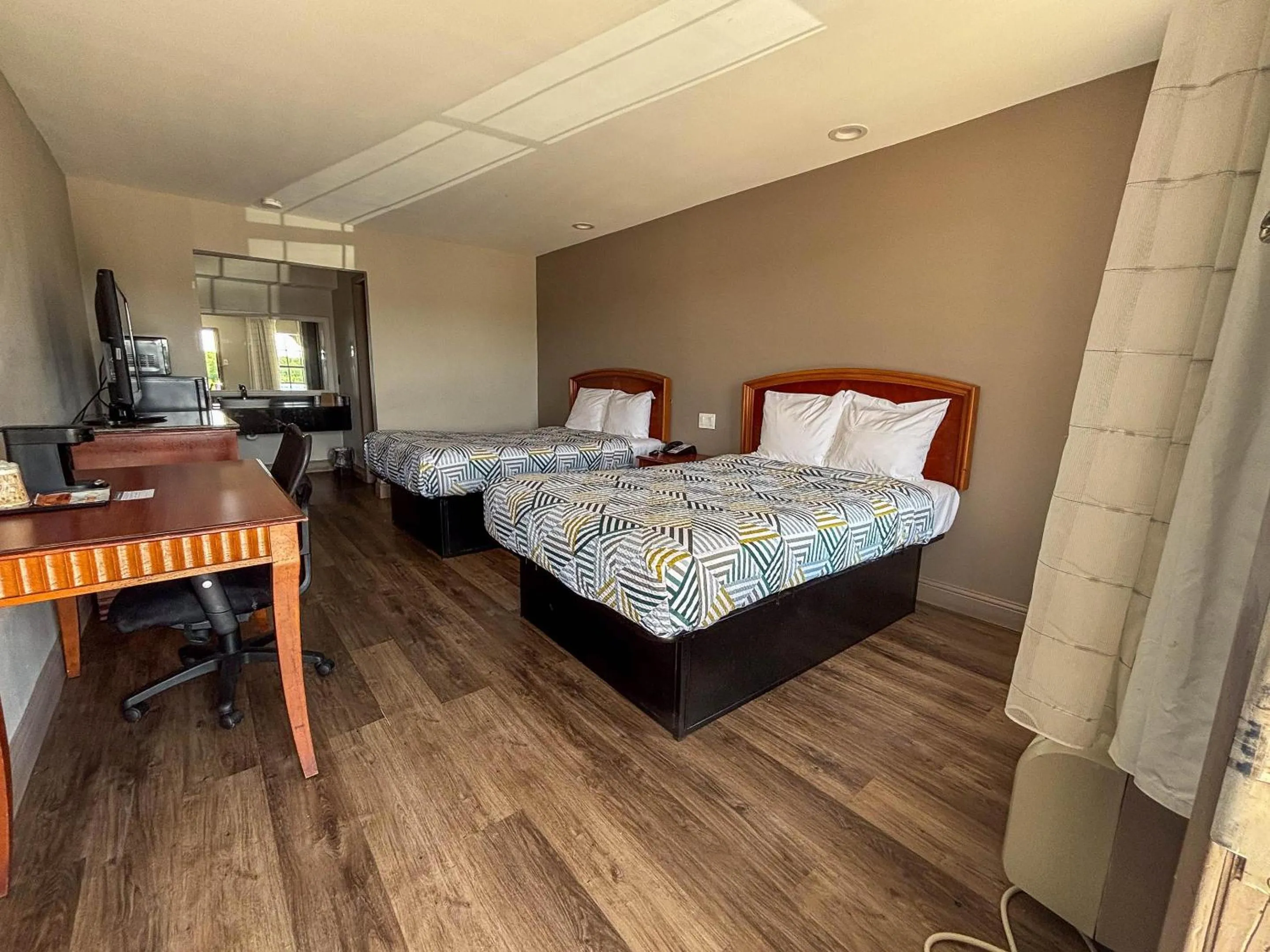 Photo of the whole room, Bed in Studio 6 Suites Mesquite, TX – Gross Rd.
