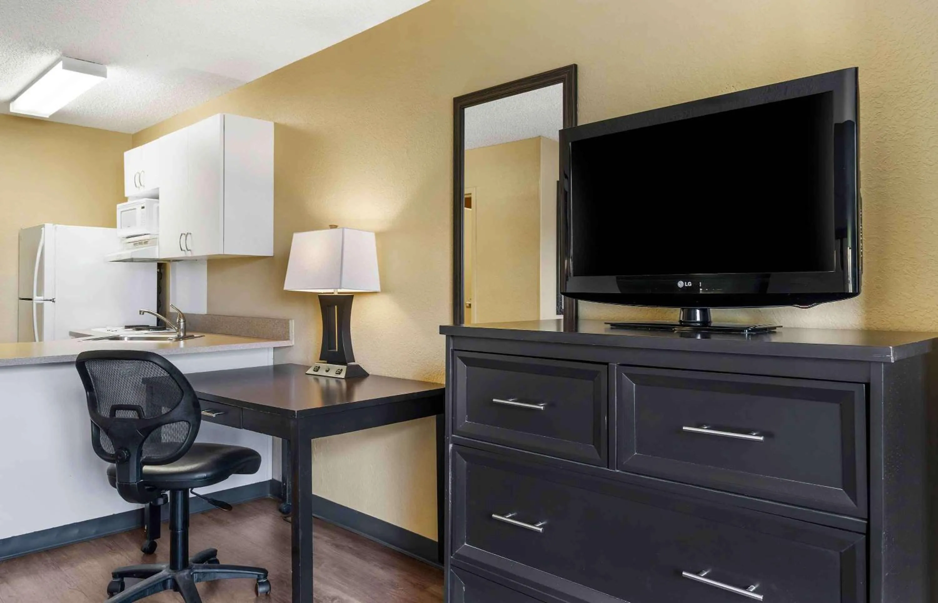 Bedroom in Extended Stay America Select Suites - Tampa - North - USF - Attractions