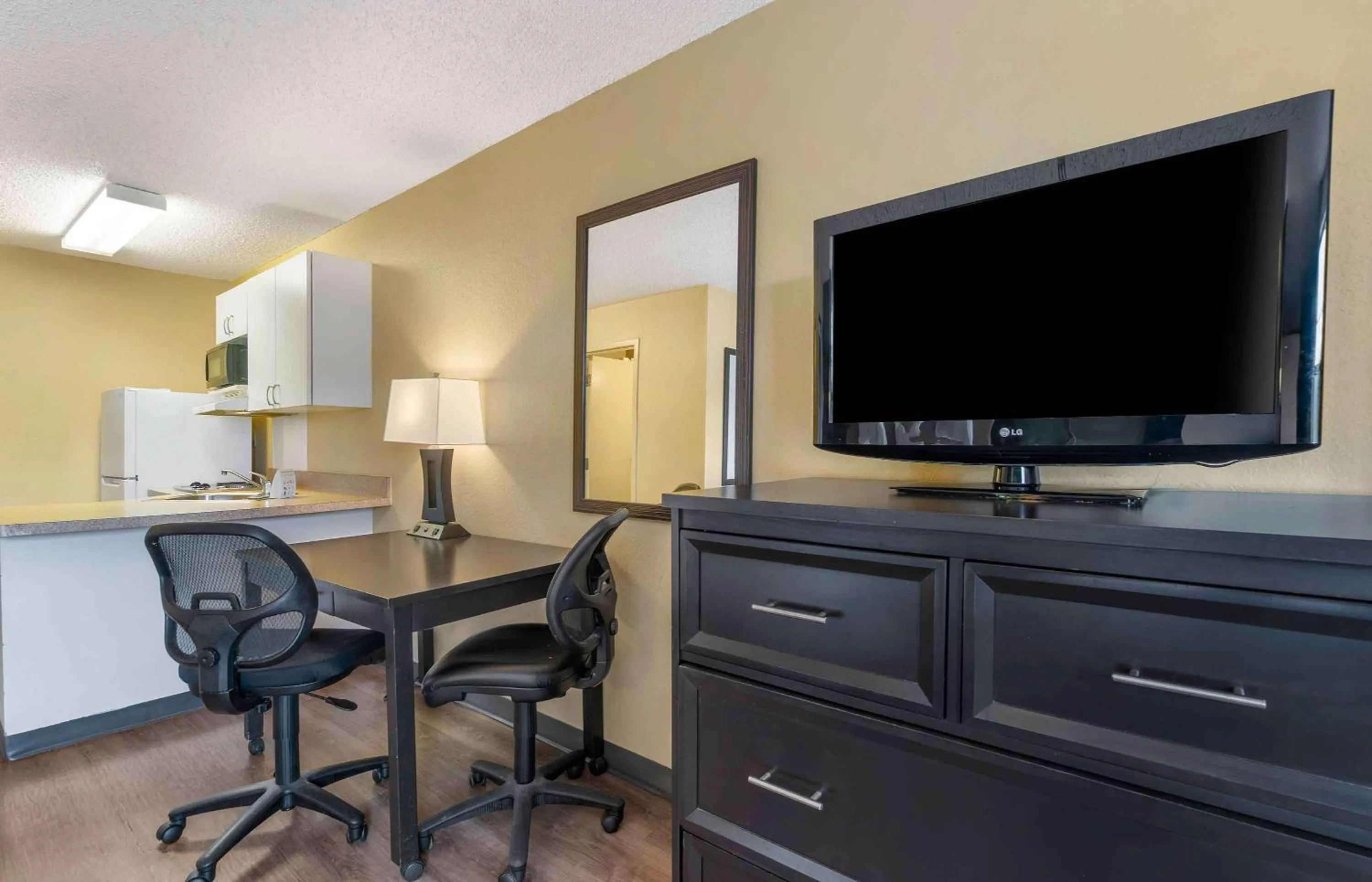 Bedroom in Extended Stay America Select Suites - Tampa - North - USF - Attractions