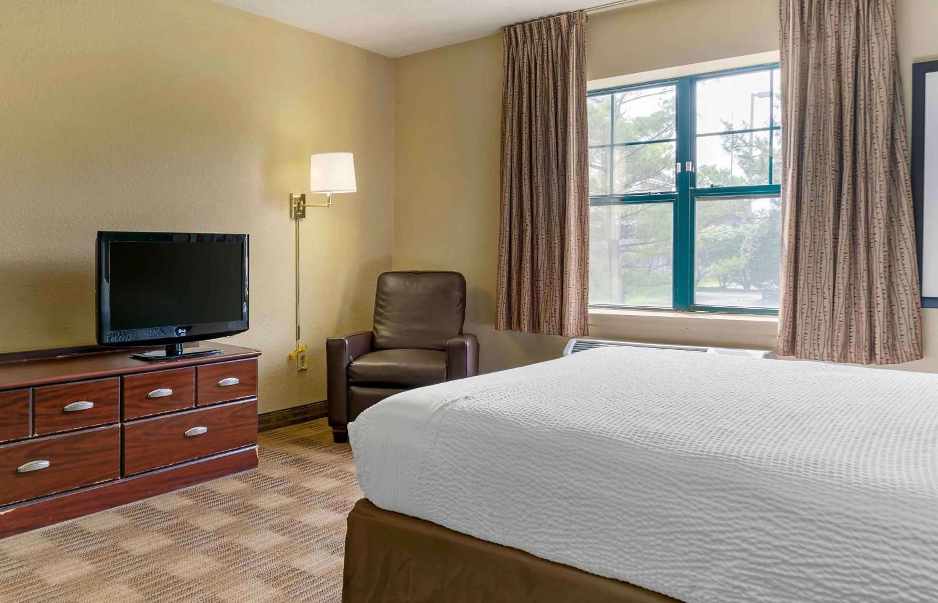 Bedroom, Bed in Extended Stay America Select Suites - Tampa - North - USF - Attractions