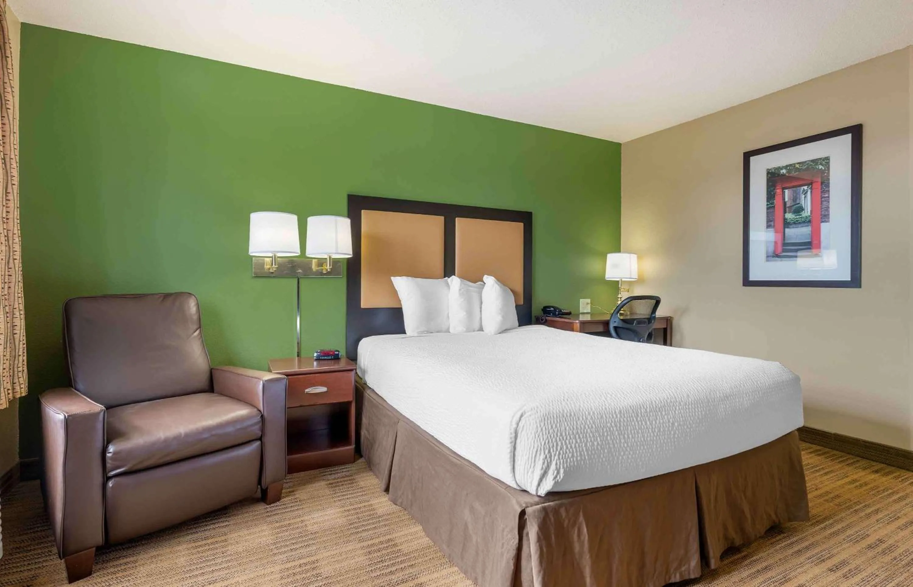 Bedroom, Bed in Extended Stay America Suites - Chicago - Romeoville - Bollingbrook