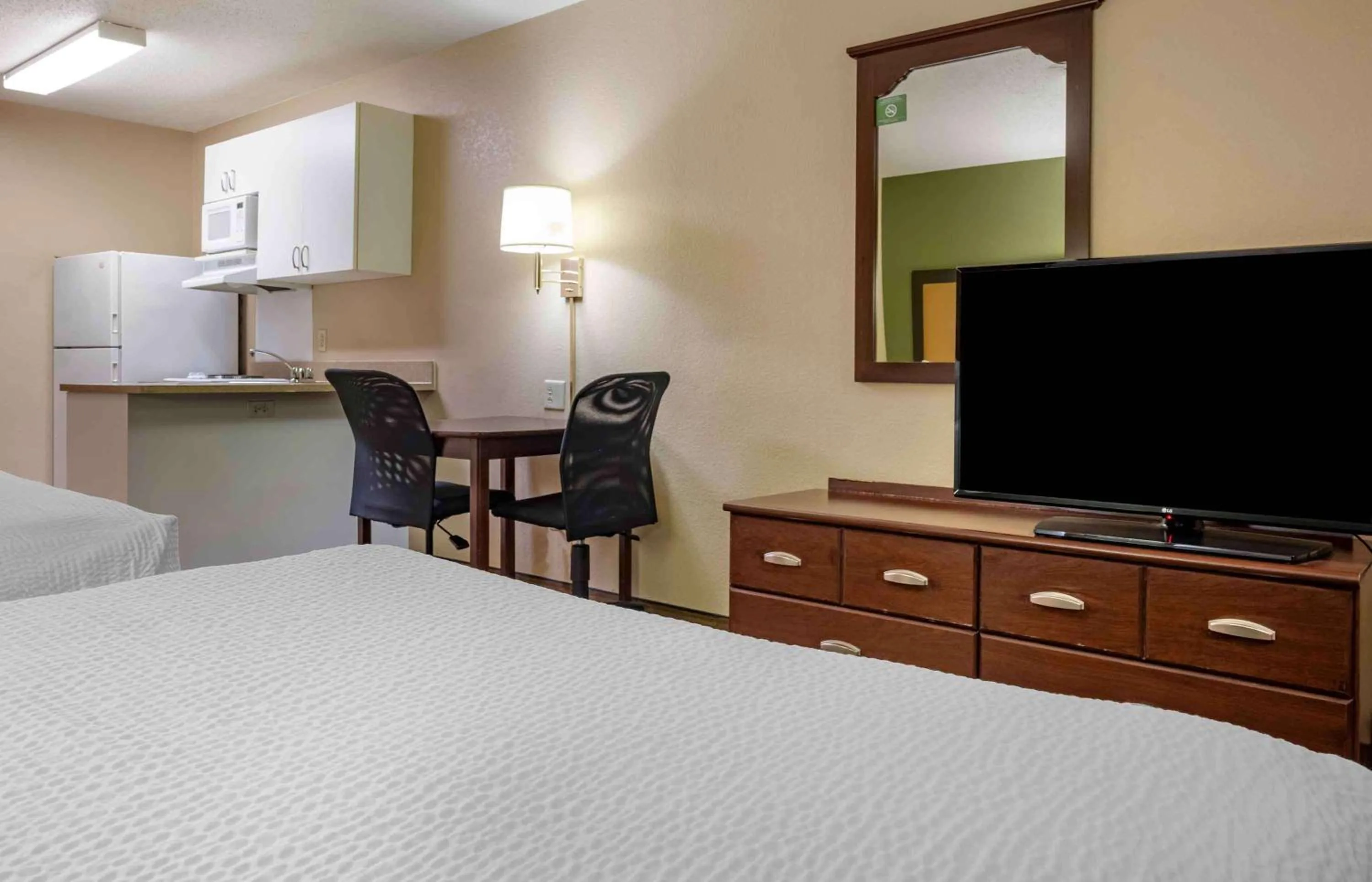 Bedroom, Bed in Extended Stay America Suites - Pittsburgh - West Mifflin
