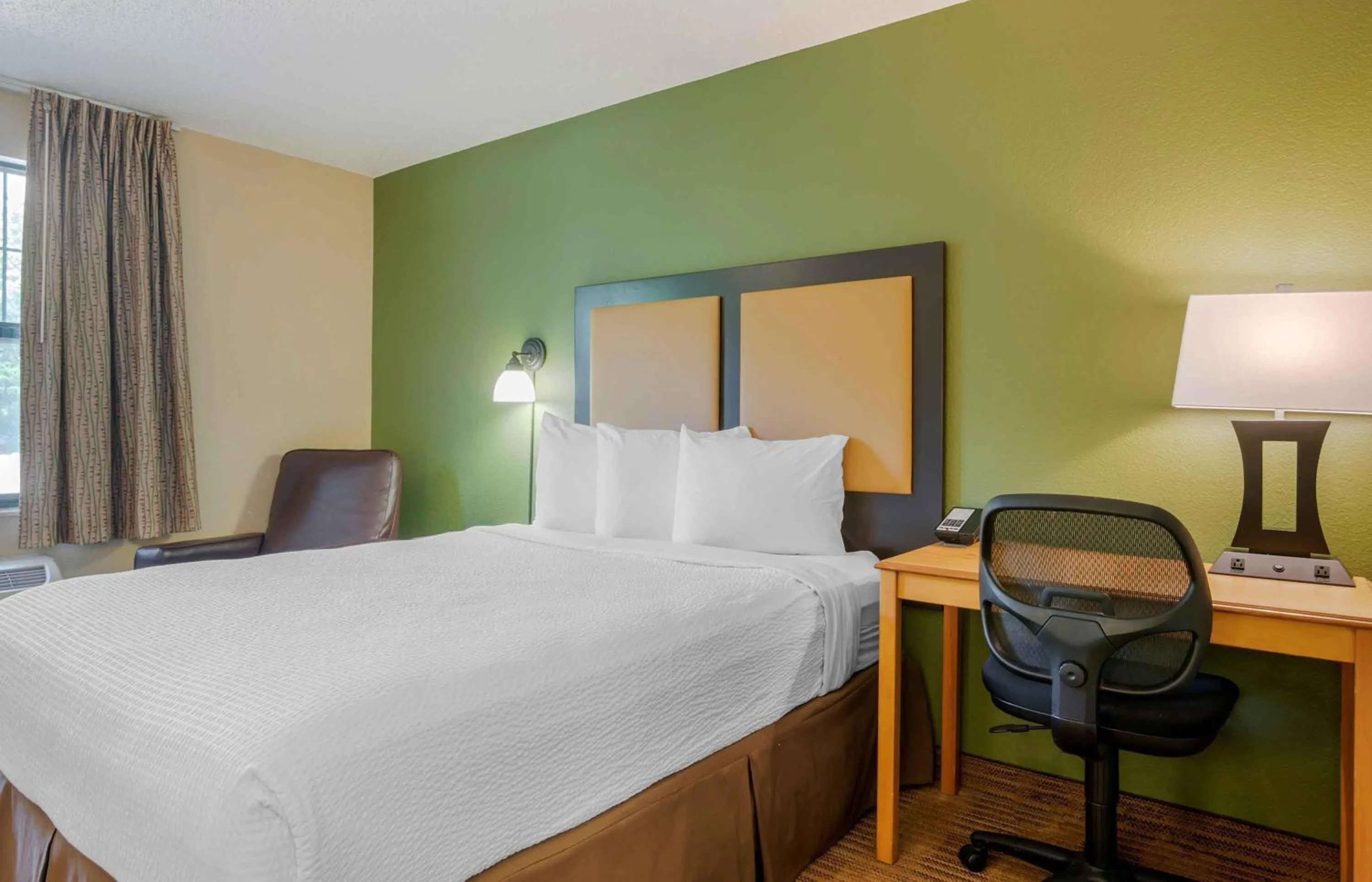Queen studio with 1 Queen Bed - Disability Access/Non-Smoking in Extended Stay America Suites - Baltimore - Bel Air - Aberdeen