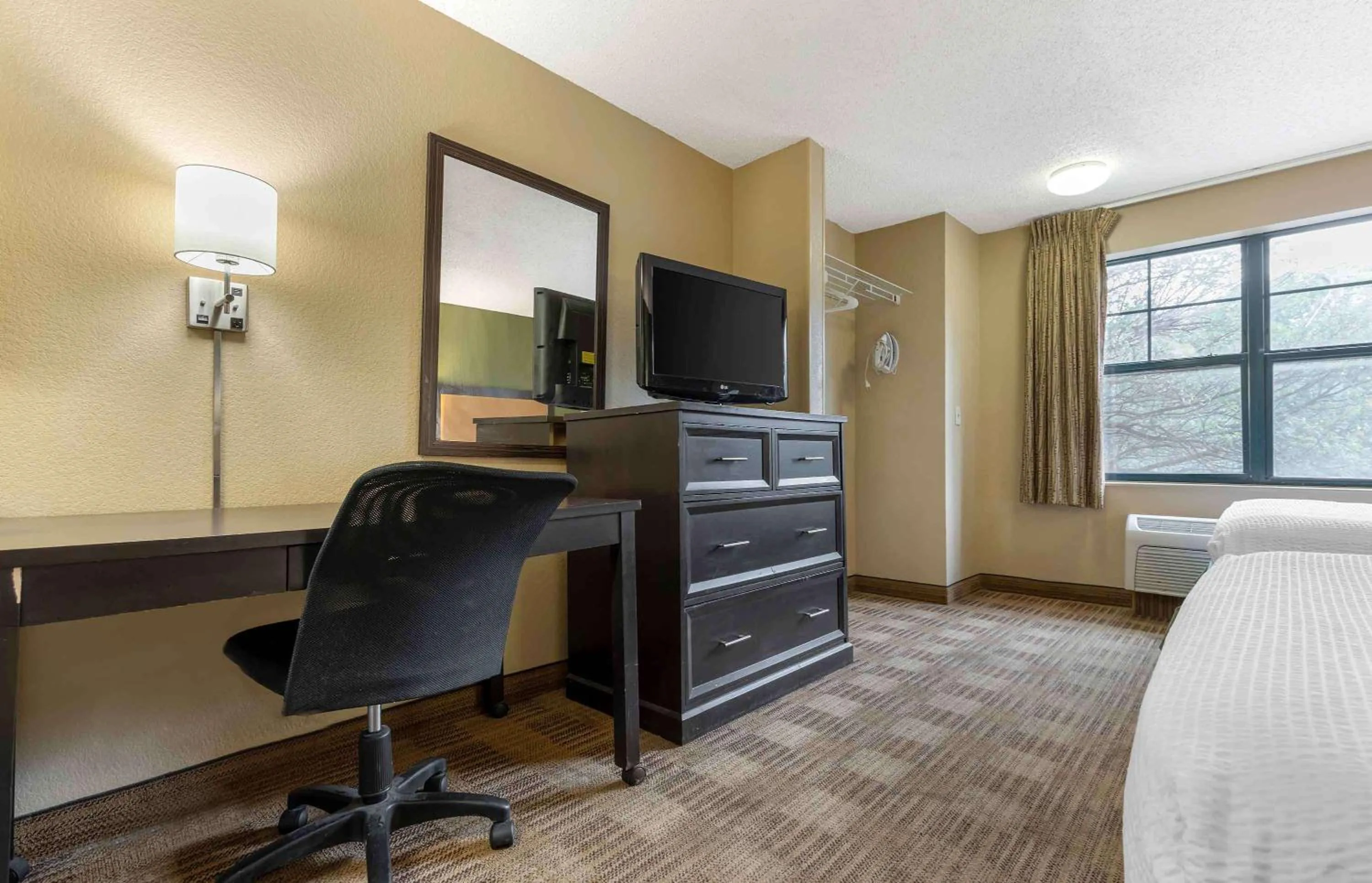 Bedroom, Bed in Extended Stay America Select Suites - Austin - Northwest - Lakeline Mall