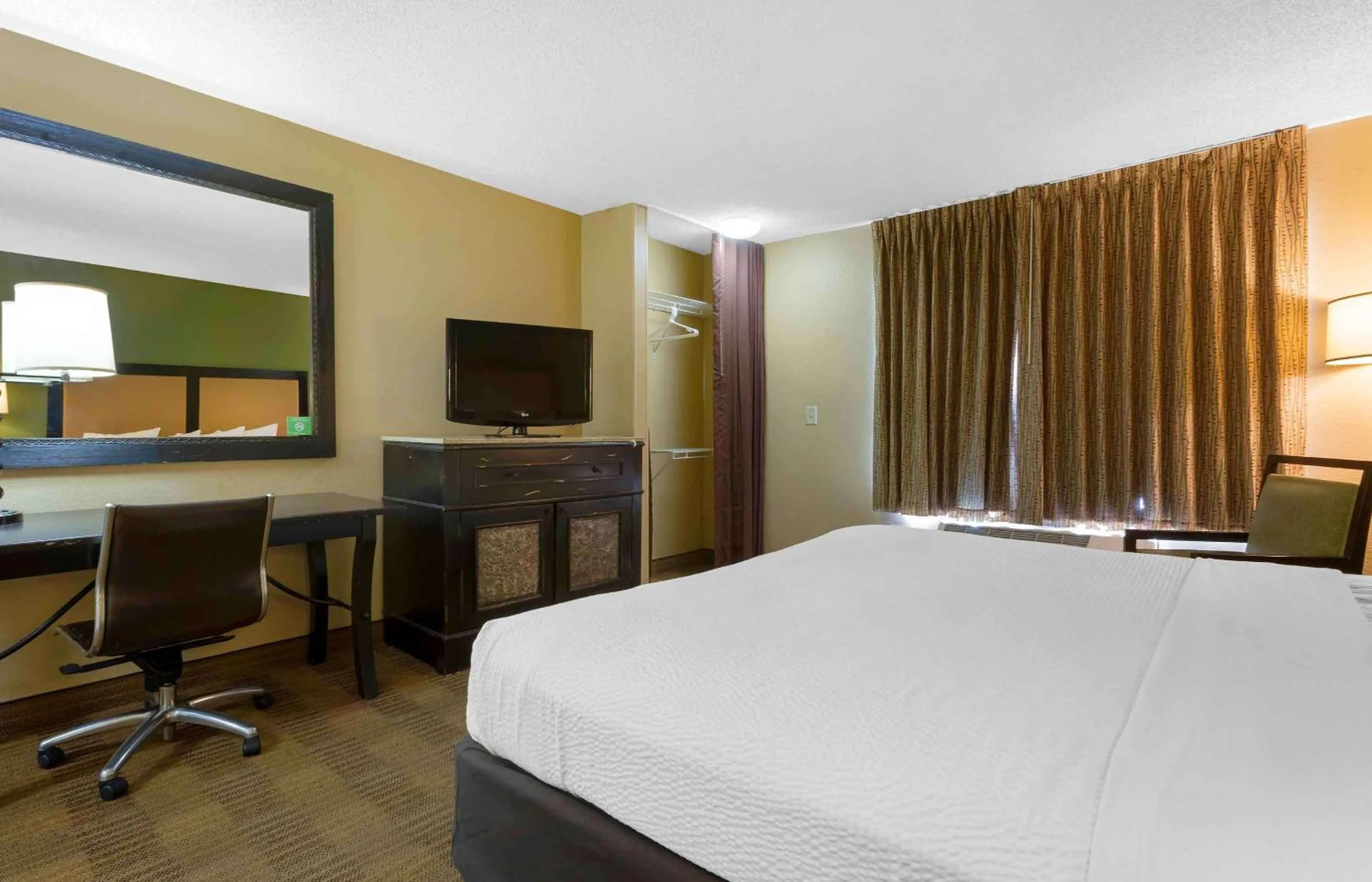 Bedroom, Bed in Extended Stay America Suites - Phoenix - Chandler