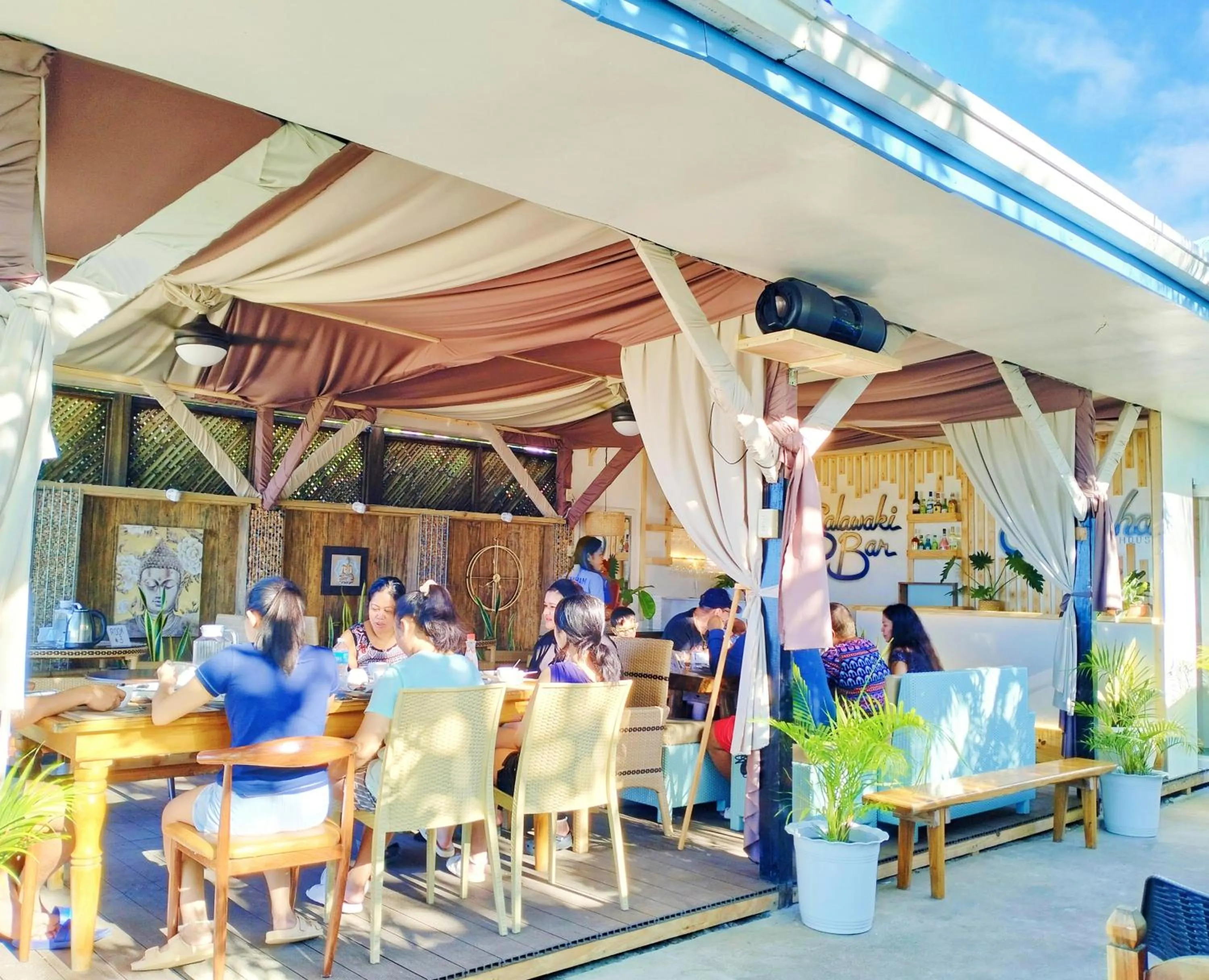 Restaurant/places to eat in Swakihan Guest House