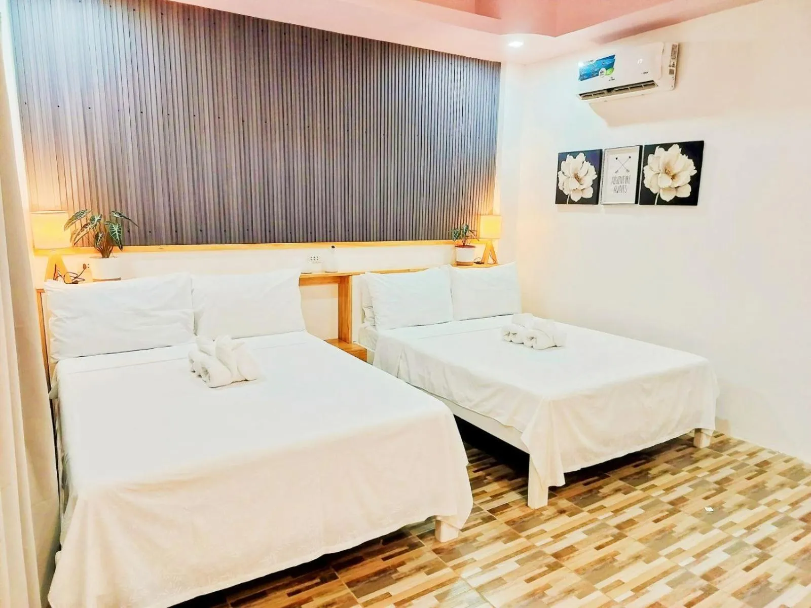 Restaurant/places to eat, Bed in Swakihan Guest House