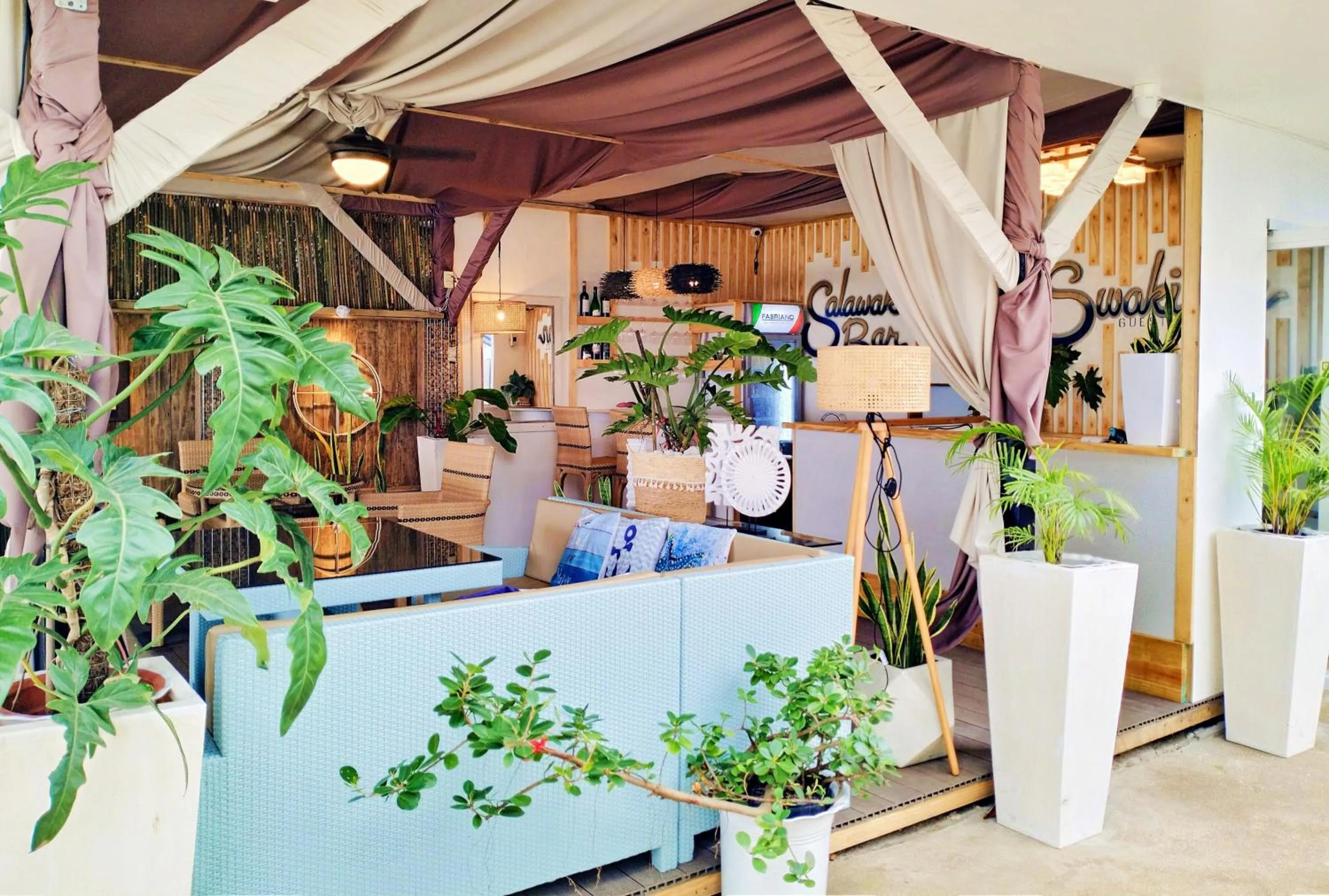 Restaurant/places to eat in Swakihan Guest House