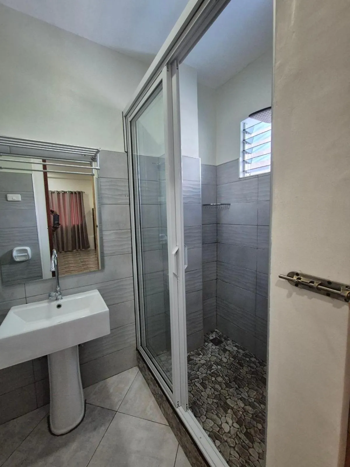 Shower in Swakihan Guest House