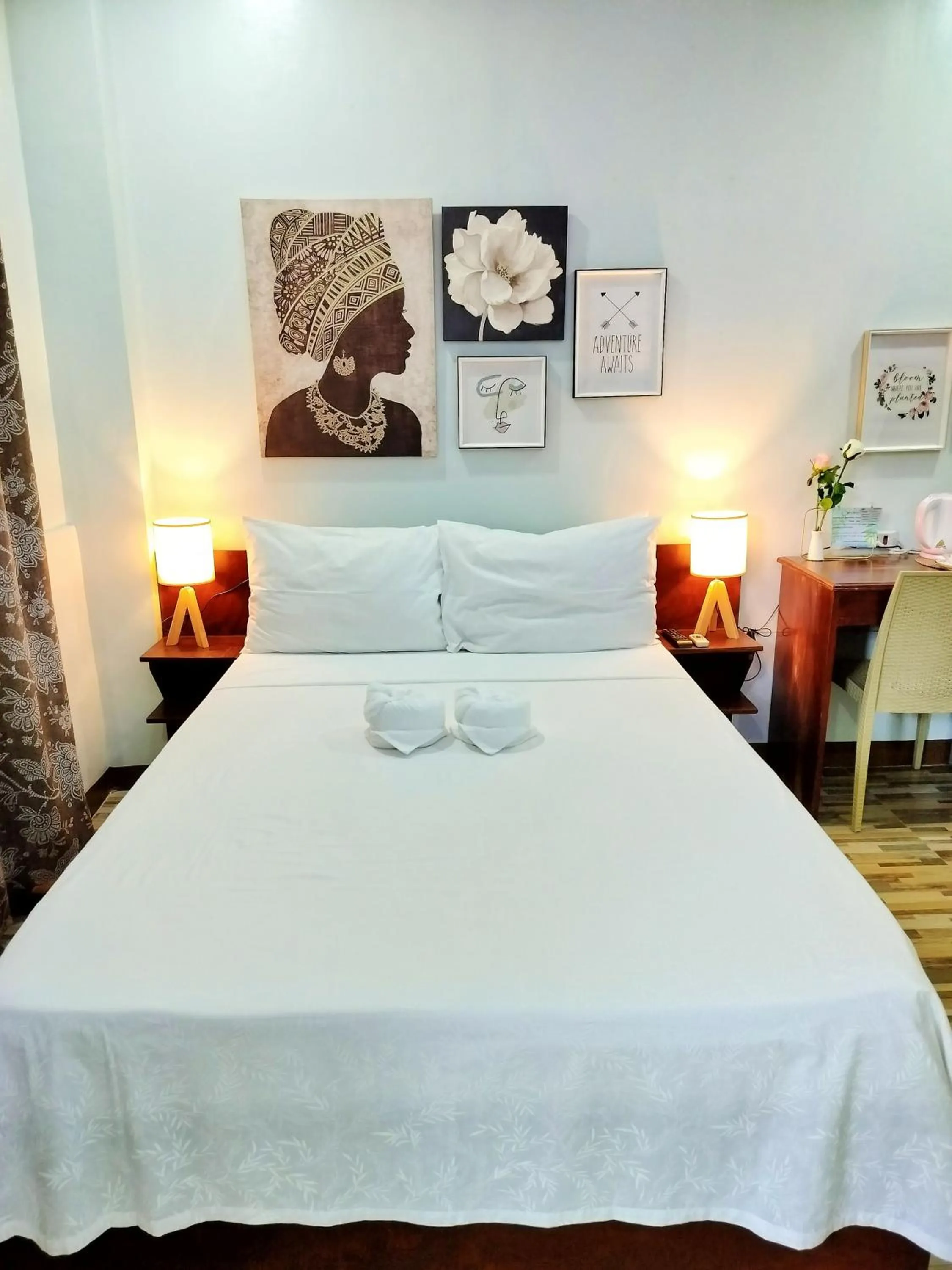 Restaurant/places to eat, Bed in Swakihan Guest House