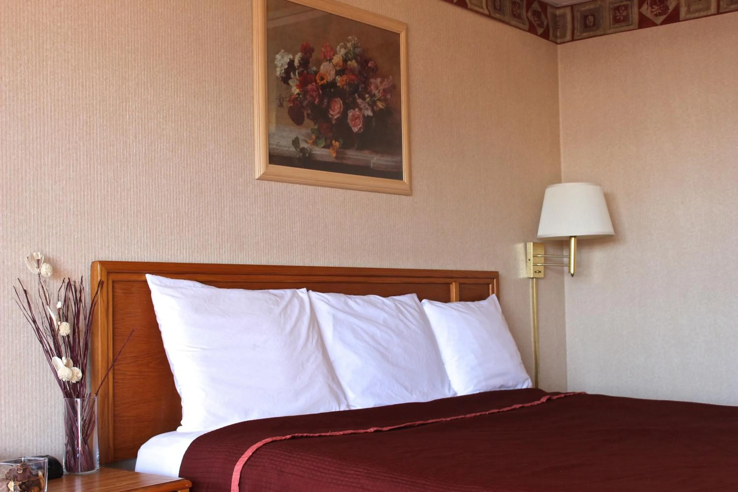 Bed in Regency Inn Richmond