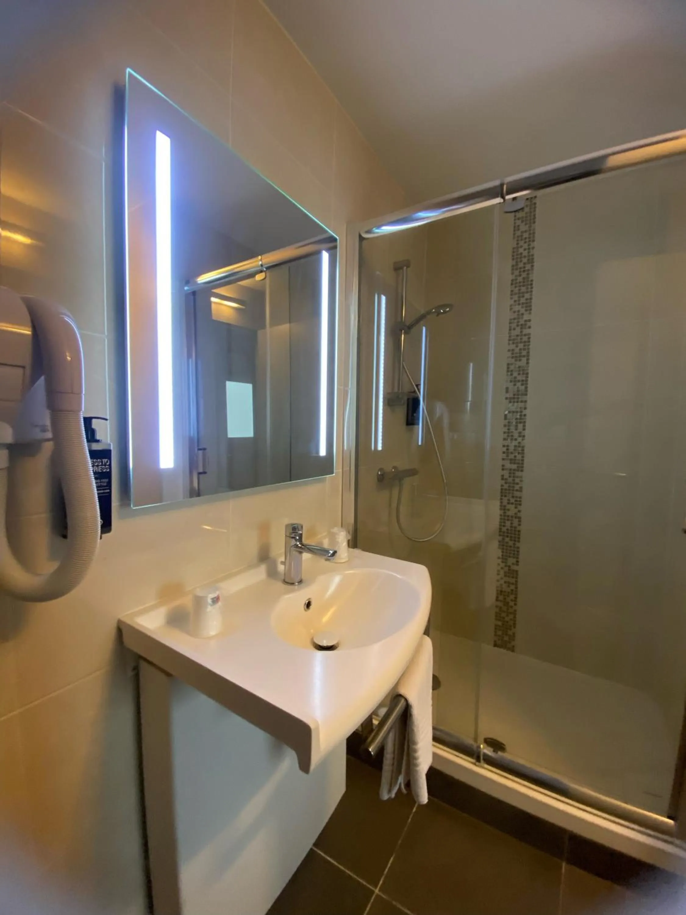 Shower in ibis Styles Saint Brieuc Plerin