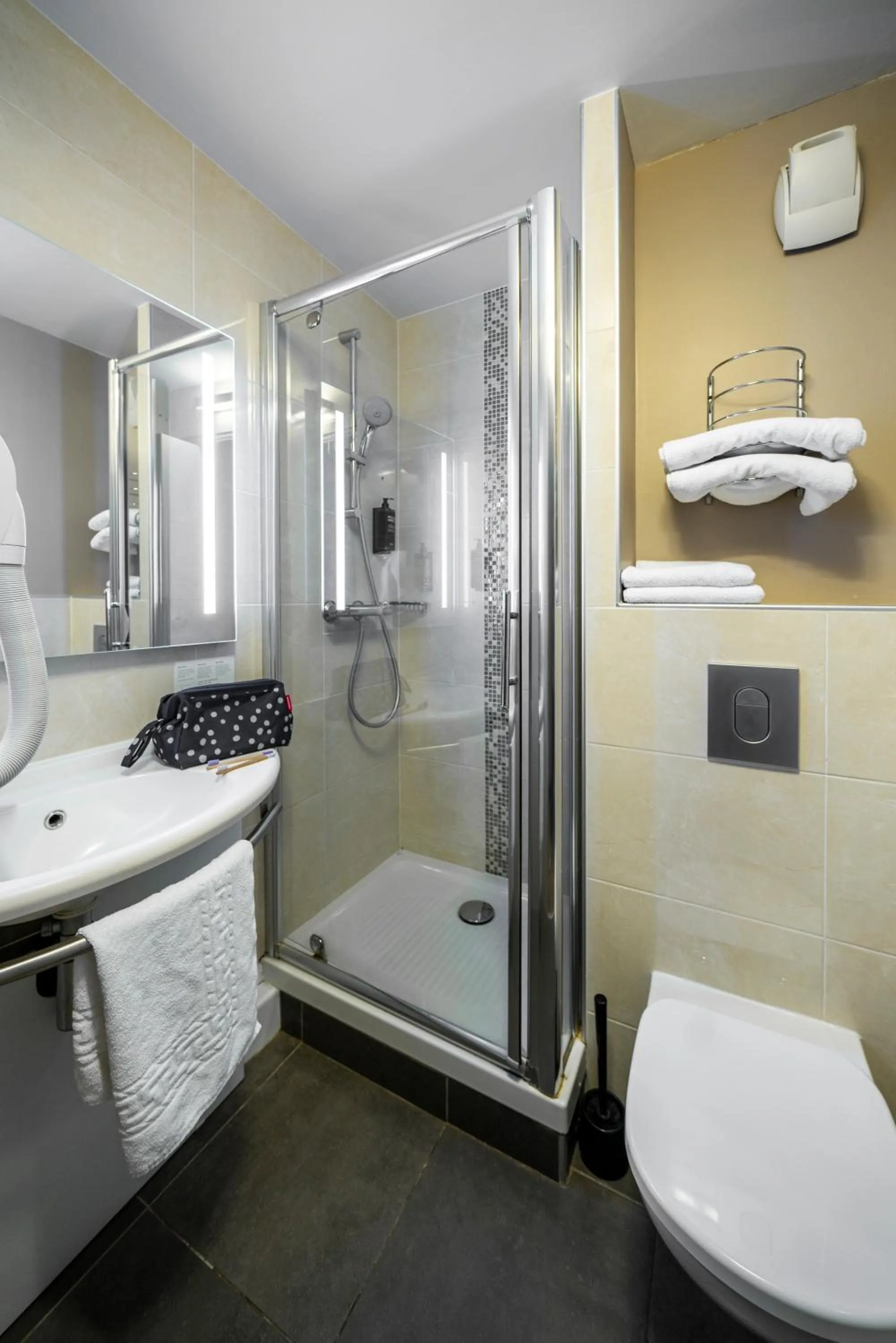 Bathroom in ibis Styles Saint Brieuc Plerin