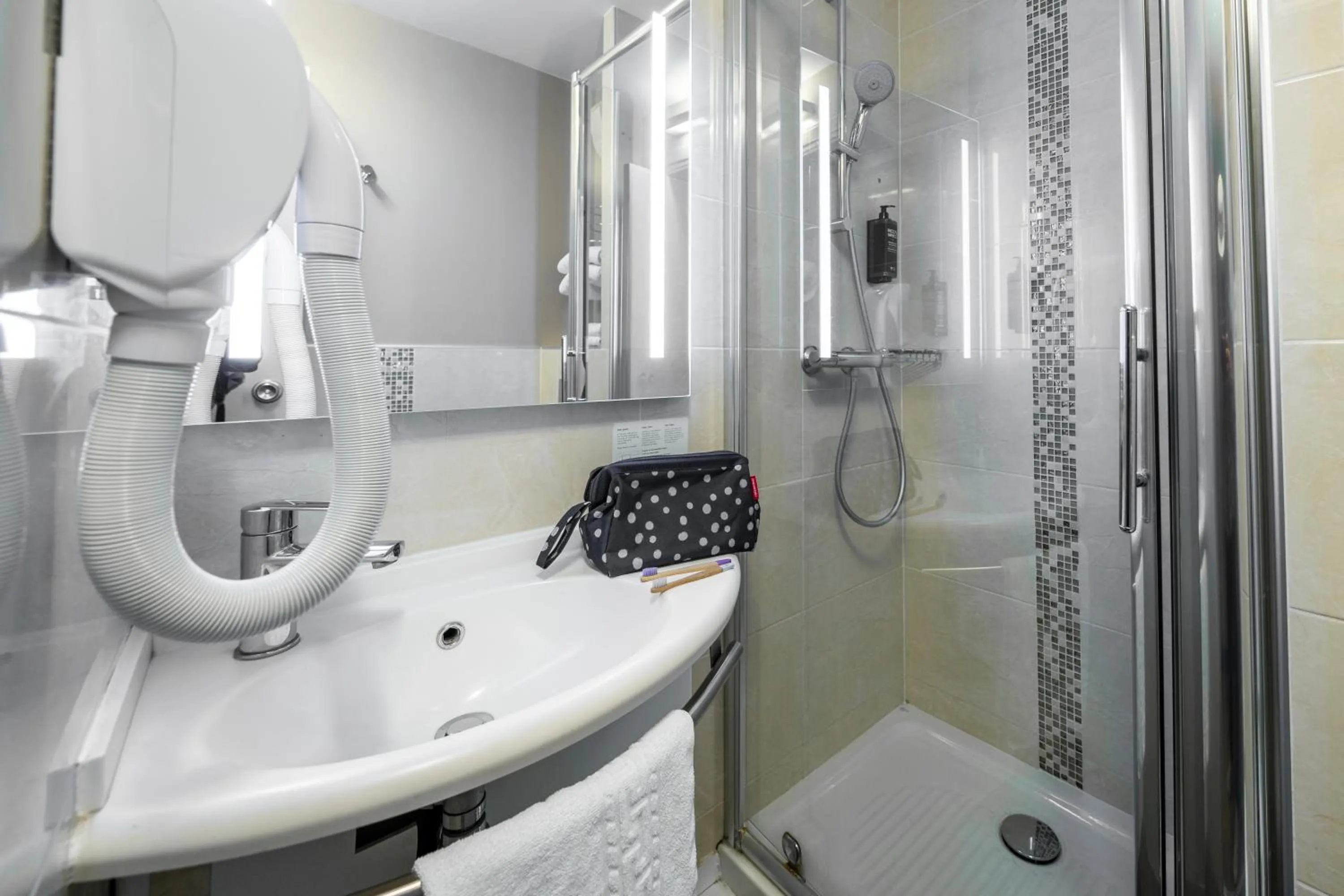 Bathroom in ibis Styles Saint Brieuc Plerin