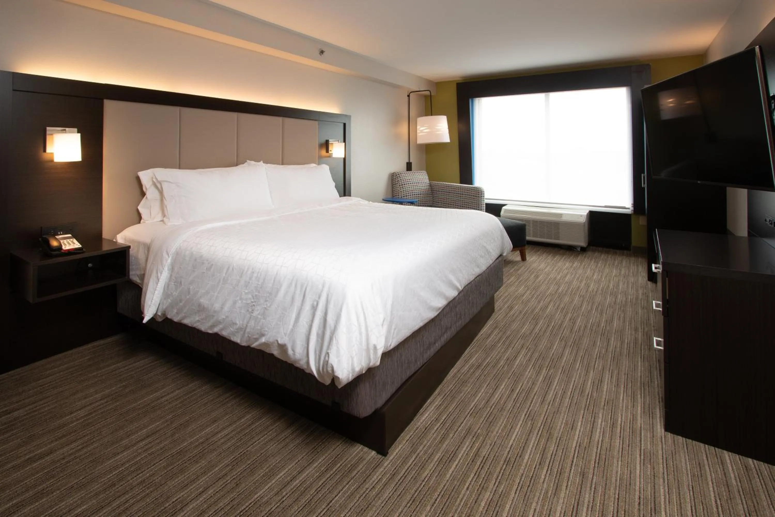 Photo of the whole room, Bed in Holiday Inn Express & Suites Tupelo by IHG