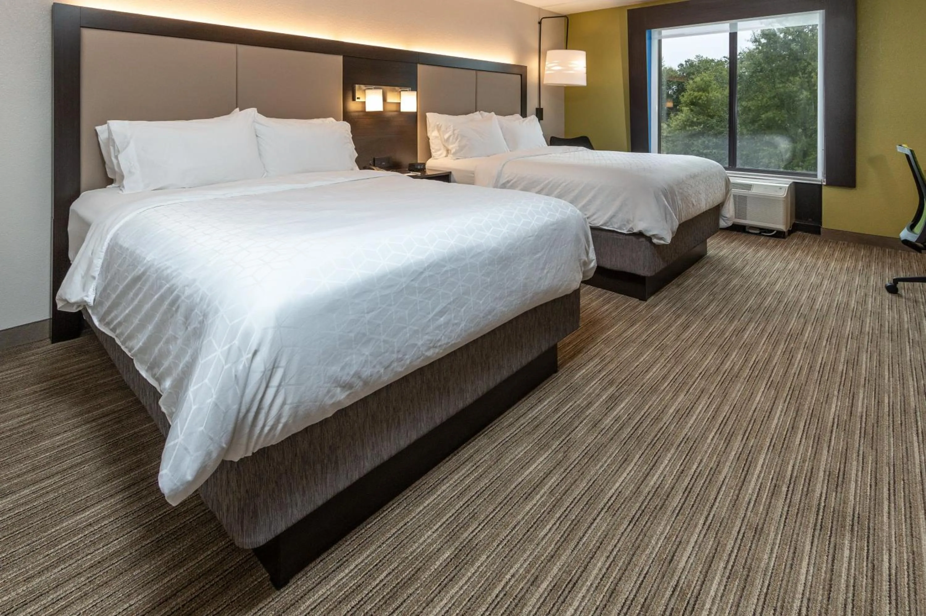 Photo of the whole room, Bed in Holiday Inn Express & Suites Tupelo by IHG