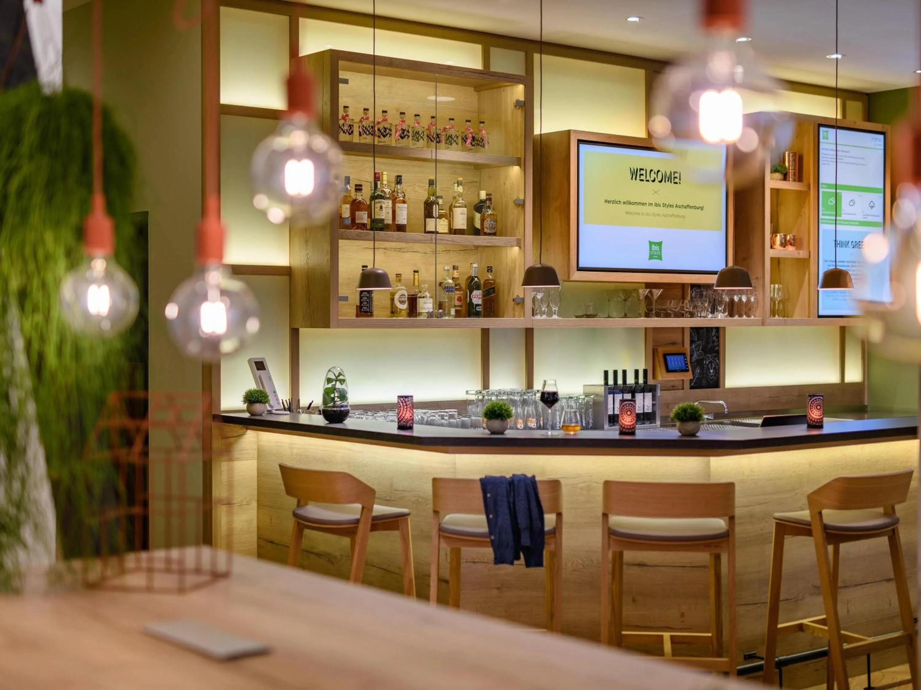 Lounge or bar in Ibis Styles Aschaffenburg