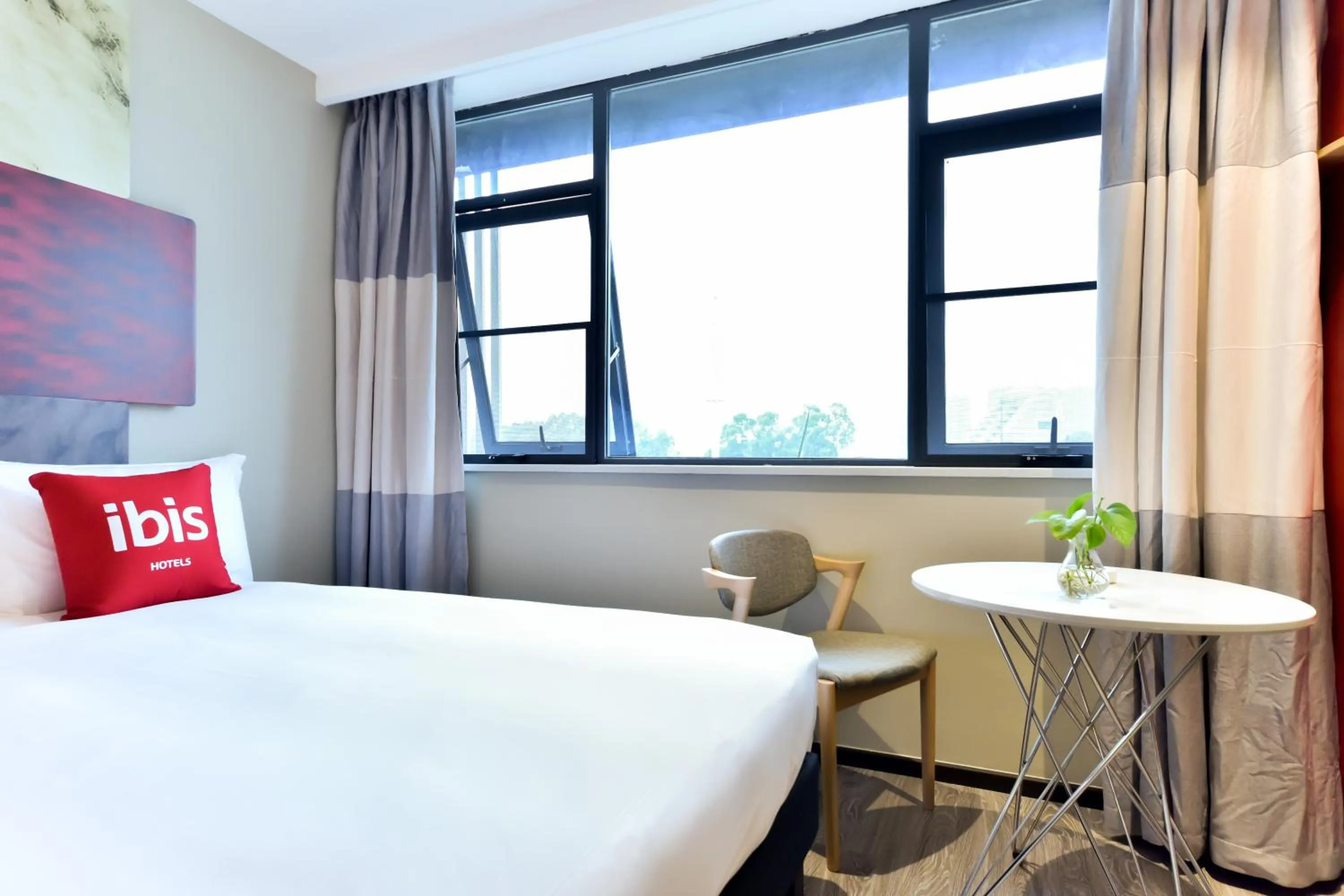 Bed in Ibis Guangzhou Pazhou International Exhibition Center Hotel