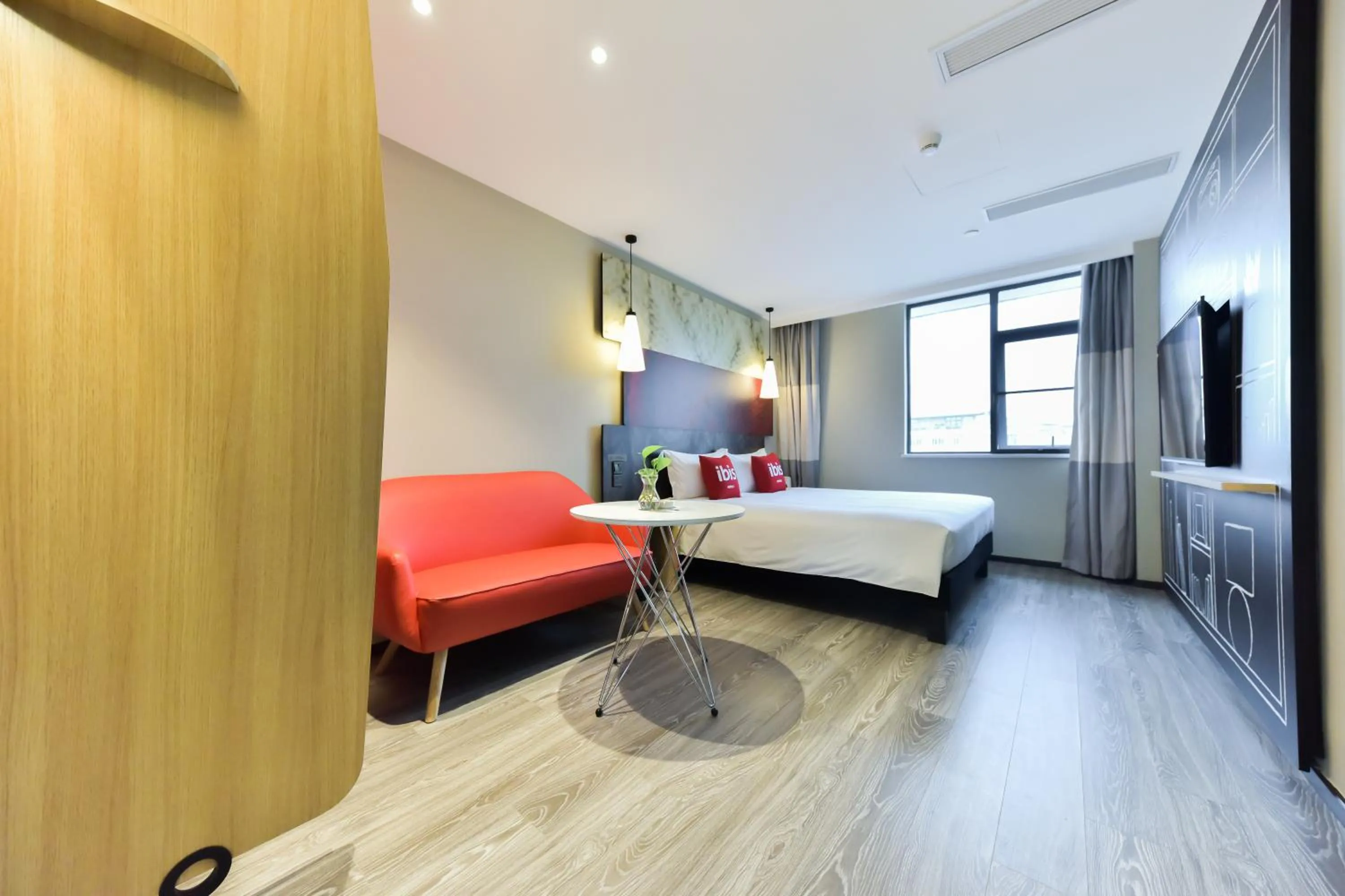 Bed in Ibis Guangzhou Pazhou International Exhibition Center Hotel