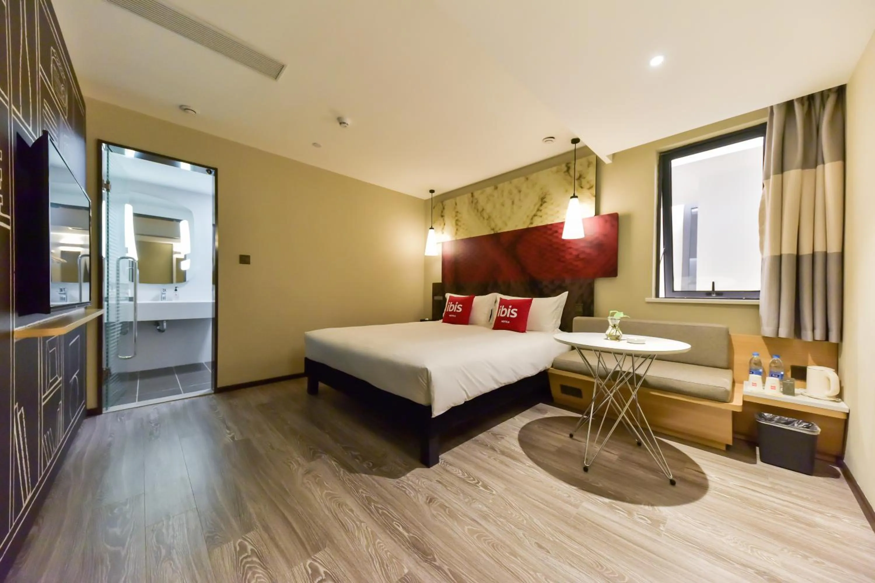 Bed in Ibis Guangzhou Pazhou International Exhibition Center Hotel